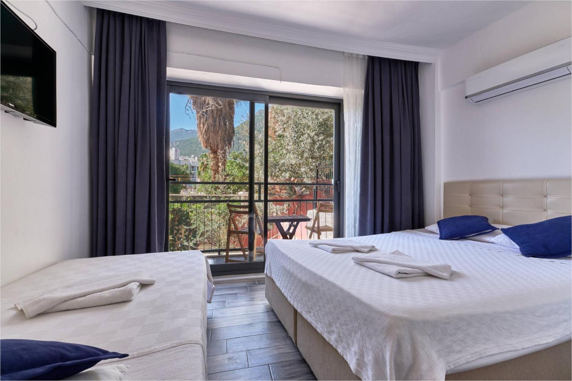 Triple Room with Balcony - Photo 7