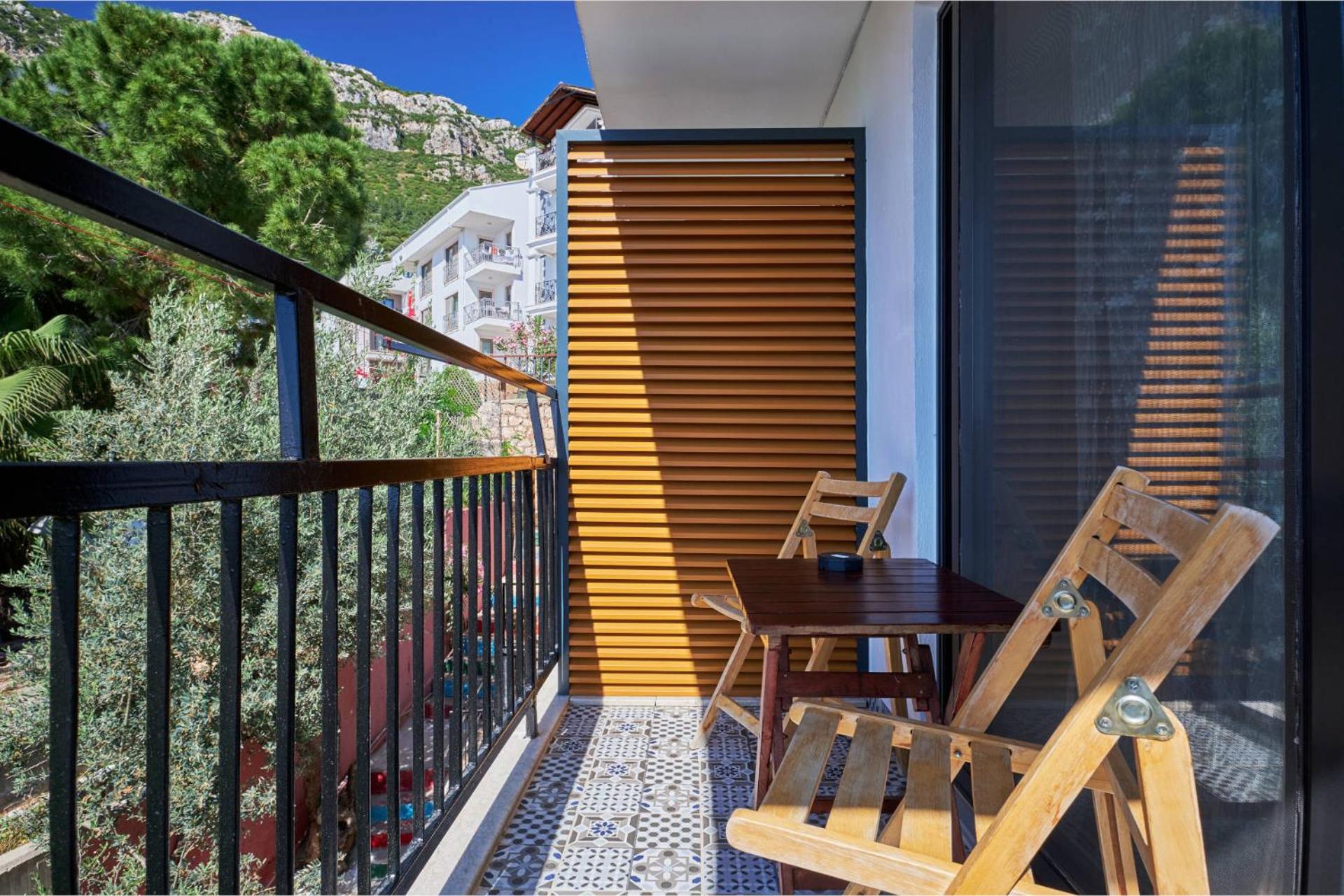 Triple Room with Balcony - Photo 11