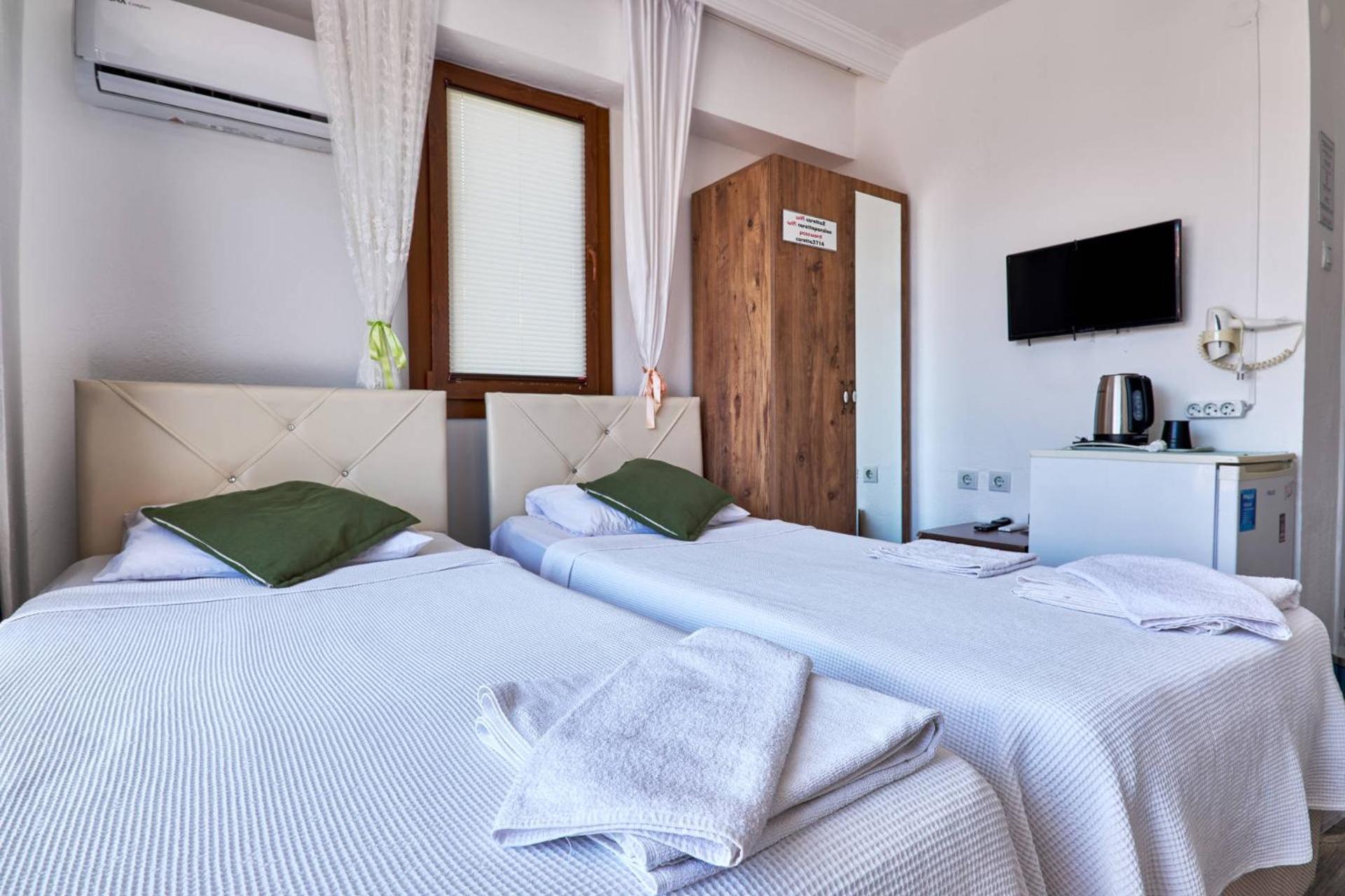 Twin Room with Balcony - Photo 10