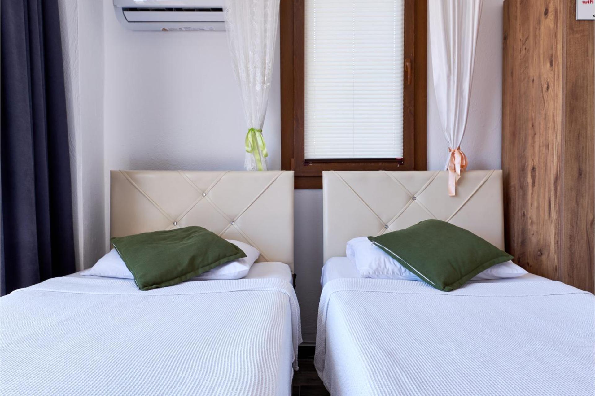 Twin Room with Balcony - Photo 7
