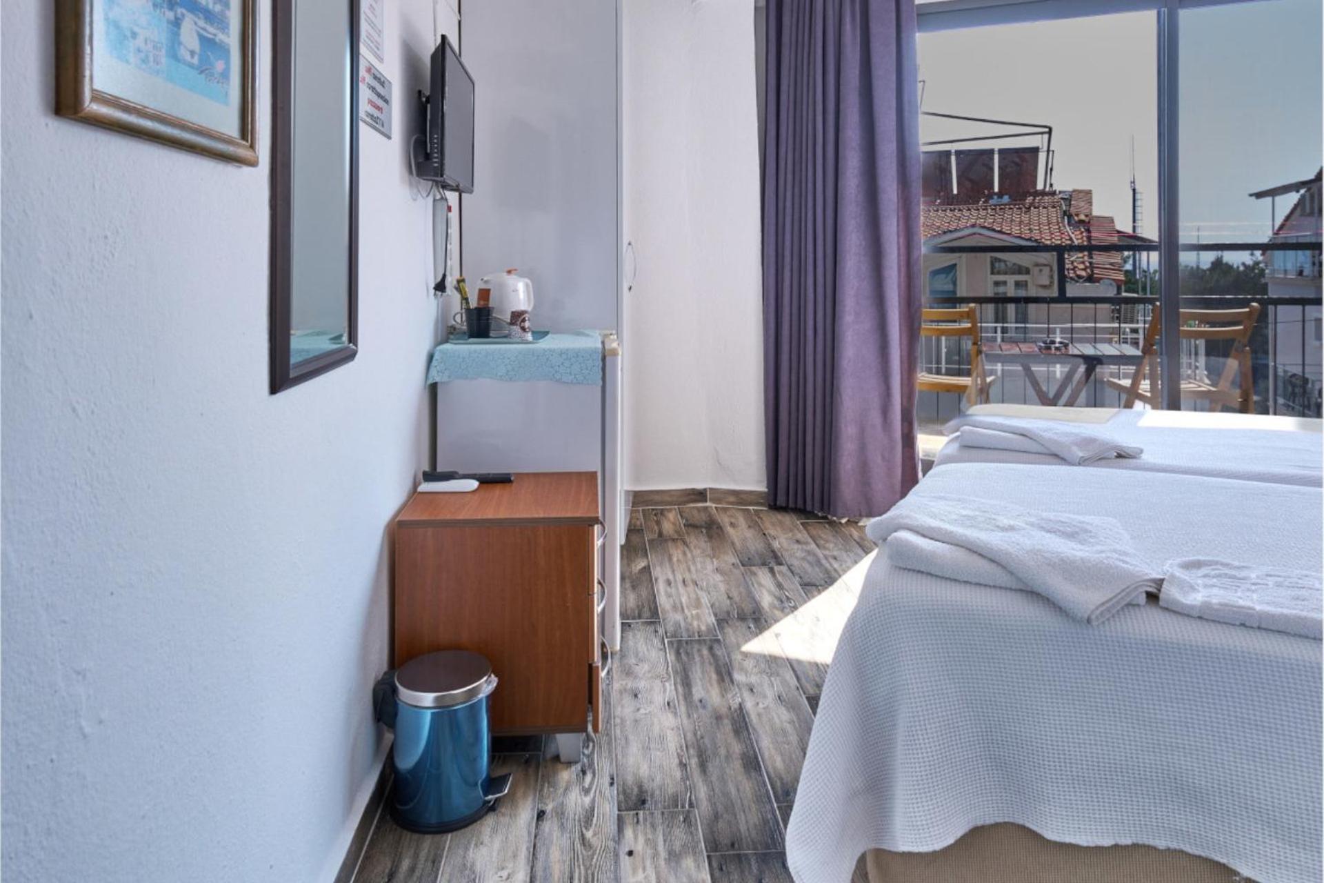 Twin Room with Balcony - Photo 12