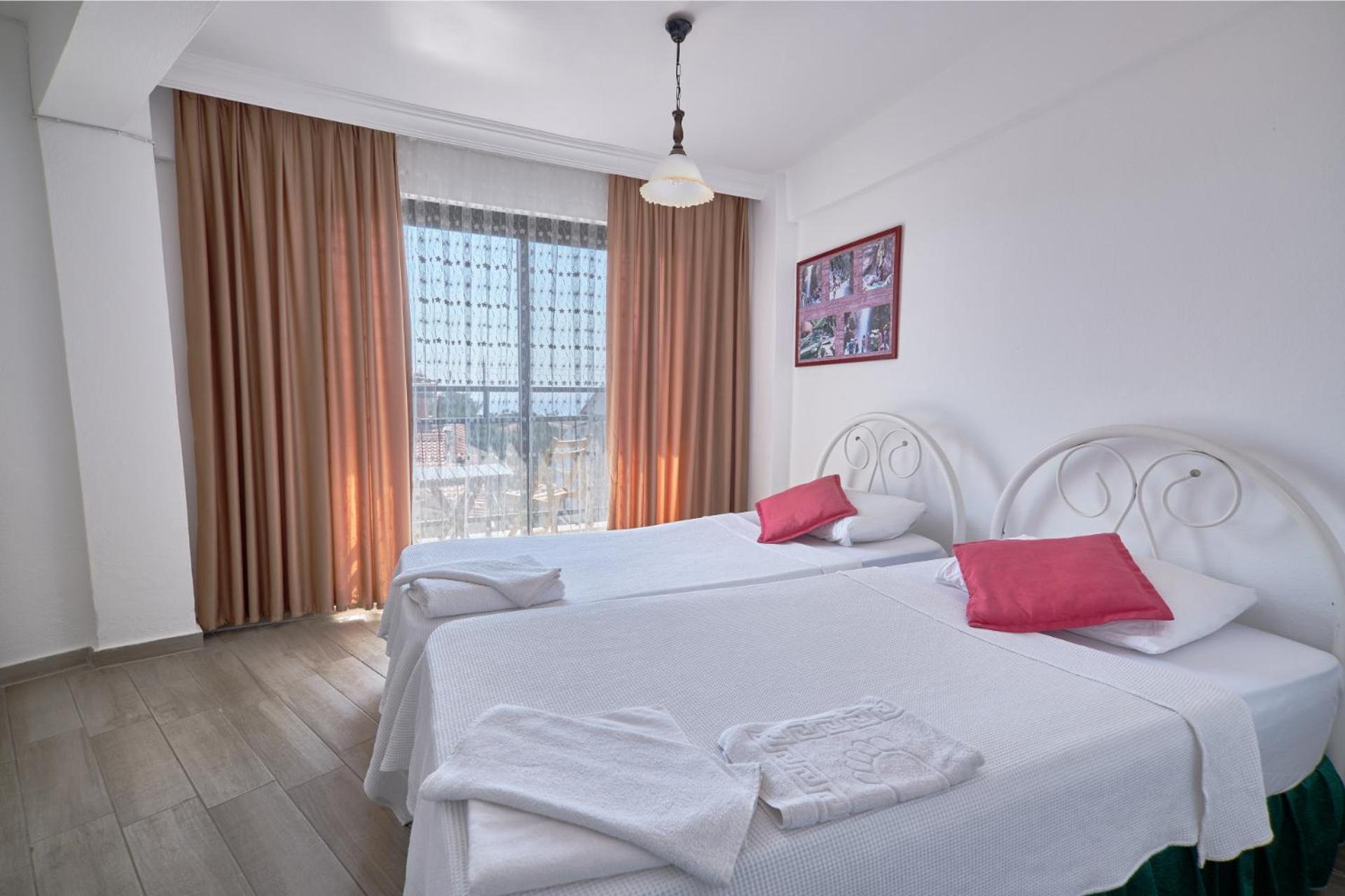 Twin Room with Balcony - Photo 8