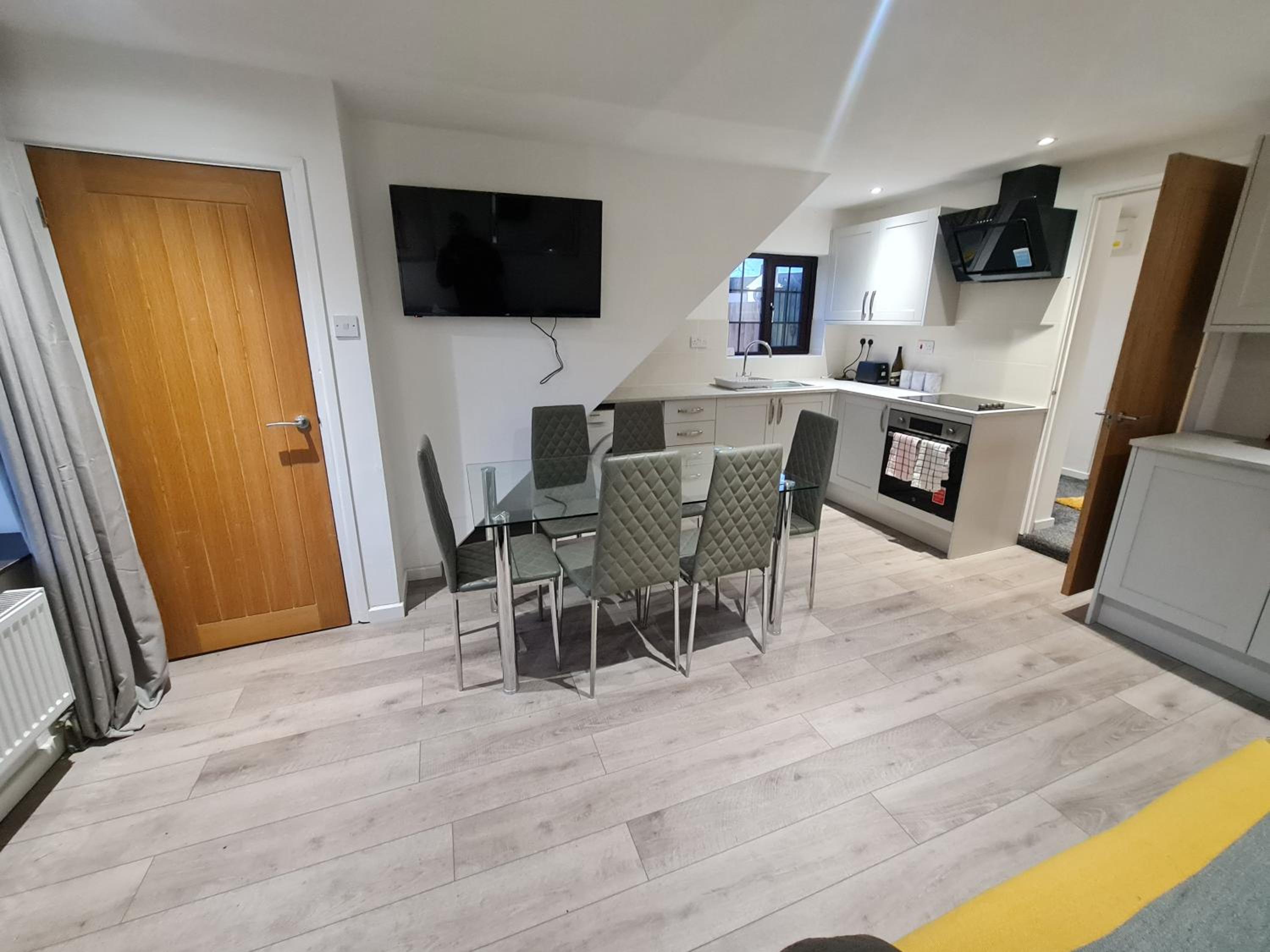 Four-Bedroom House photo 2