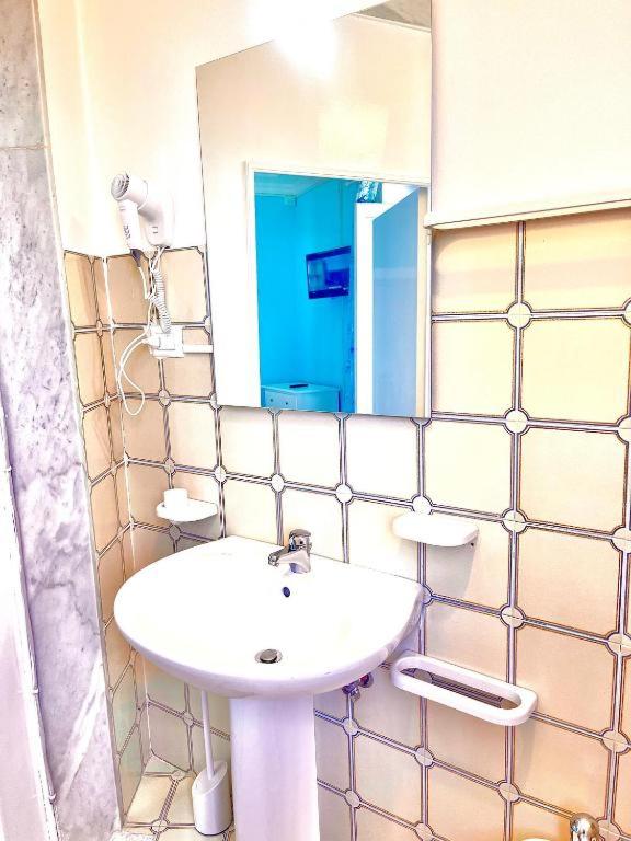 Quadruple Room with Private Bathroom photo 3