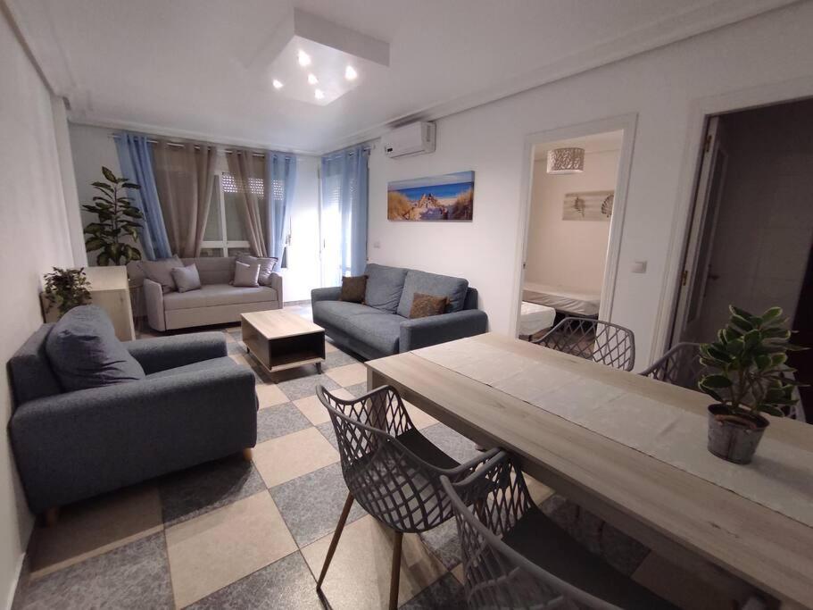 Apartamento de dos habitaciones con terraza y vista al mar