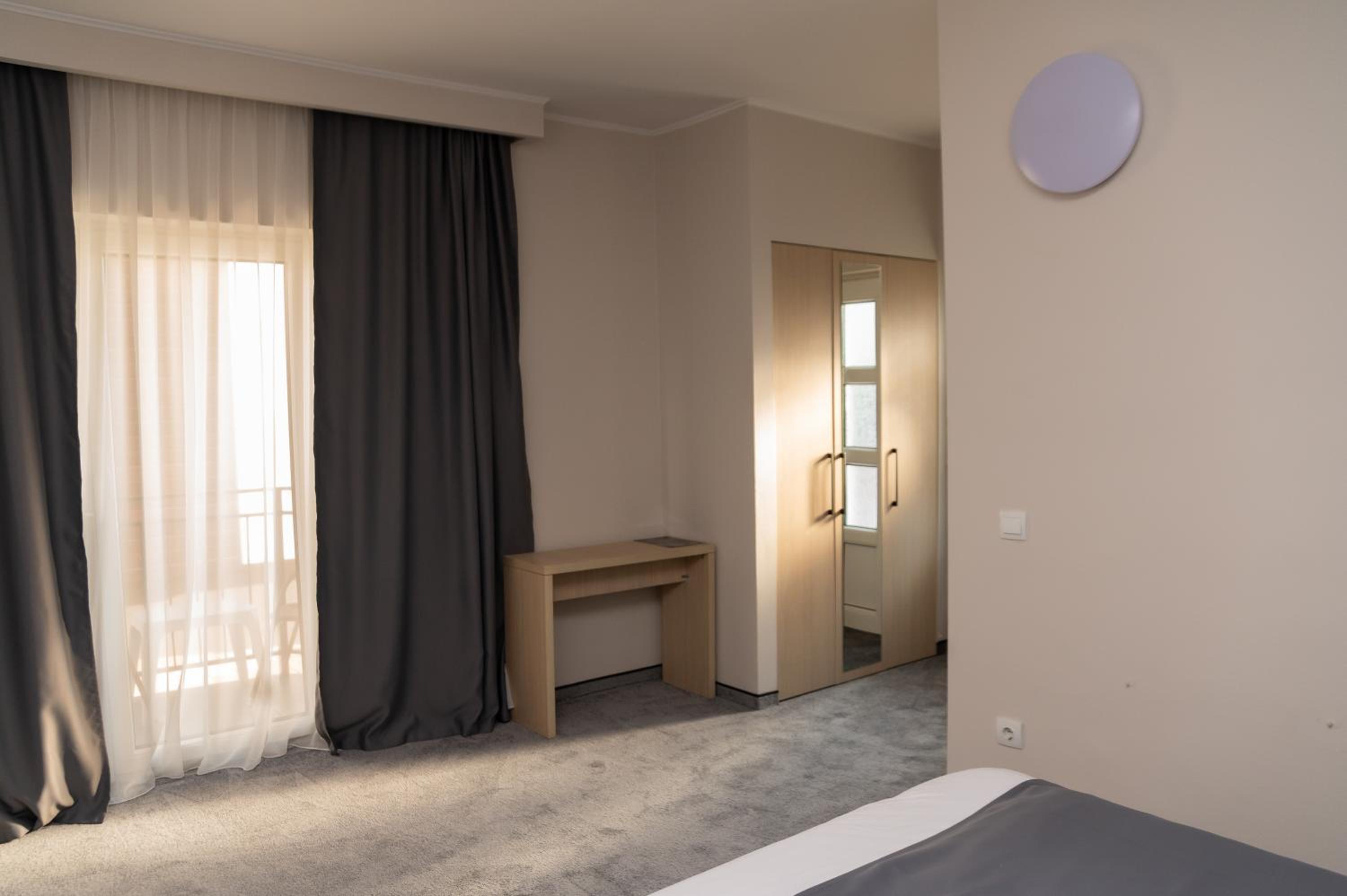 Deluxe Family Room (2 Adults + 1 Child) - Photo 4