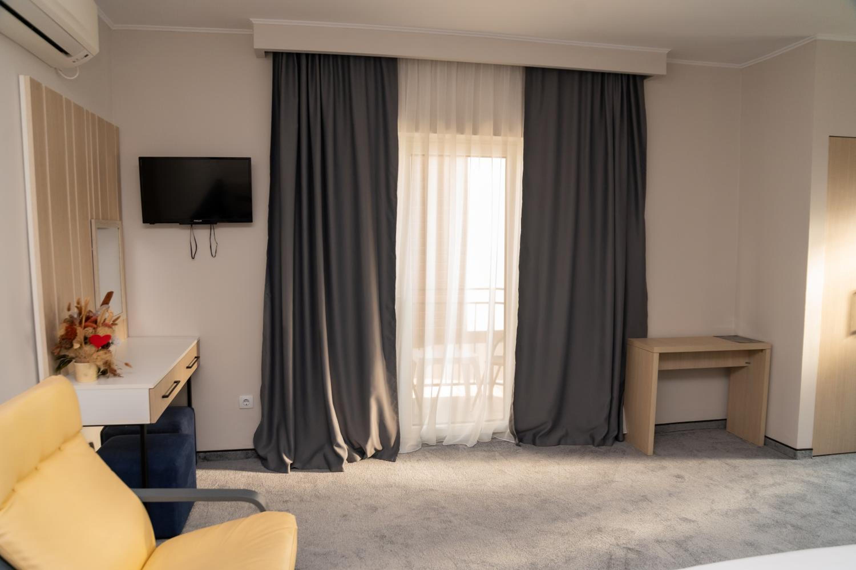 Deluxe Family Room (2 Adults + 1 Child) - Photo 8