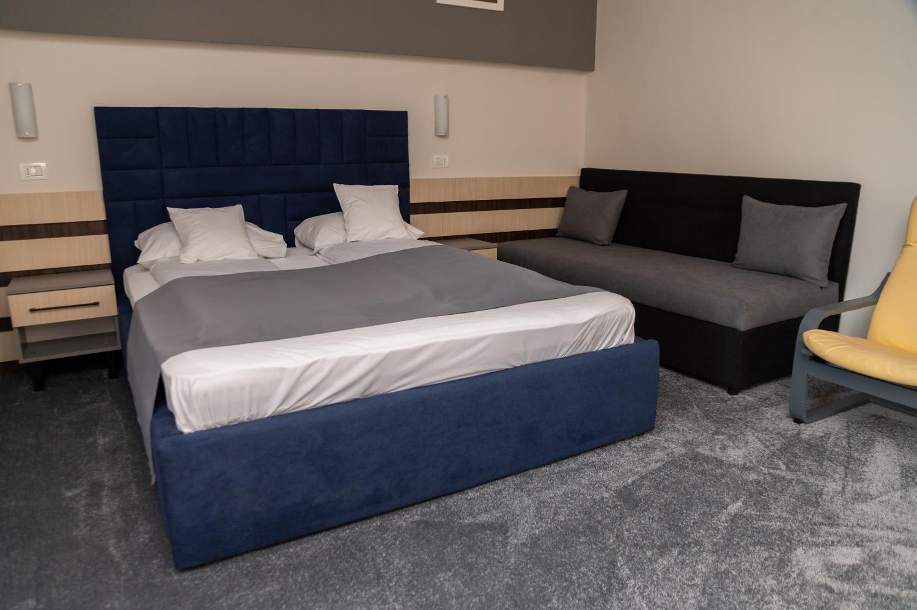 Deluxe Family Room (2 Adults + 1 Child) - Photo 2