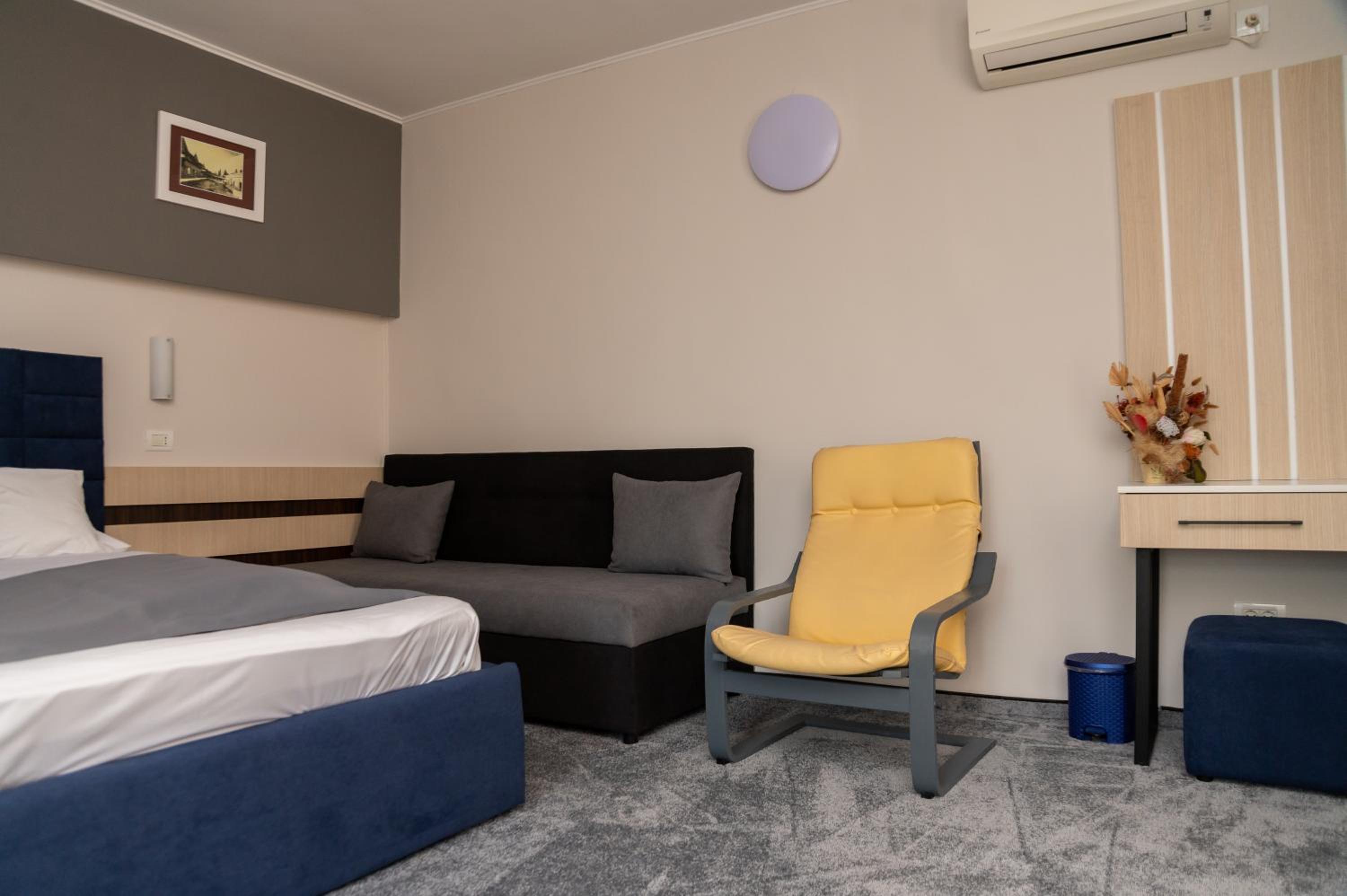 Deluxe Family Room (2 Adults + 1 Child) - Photo 3