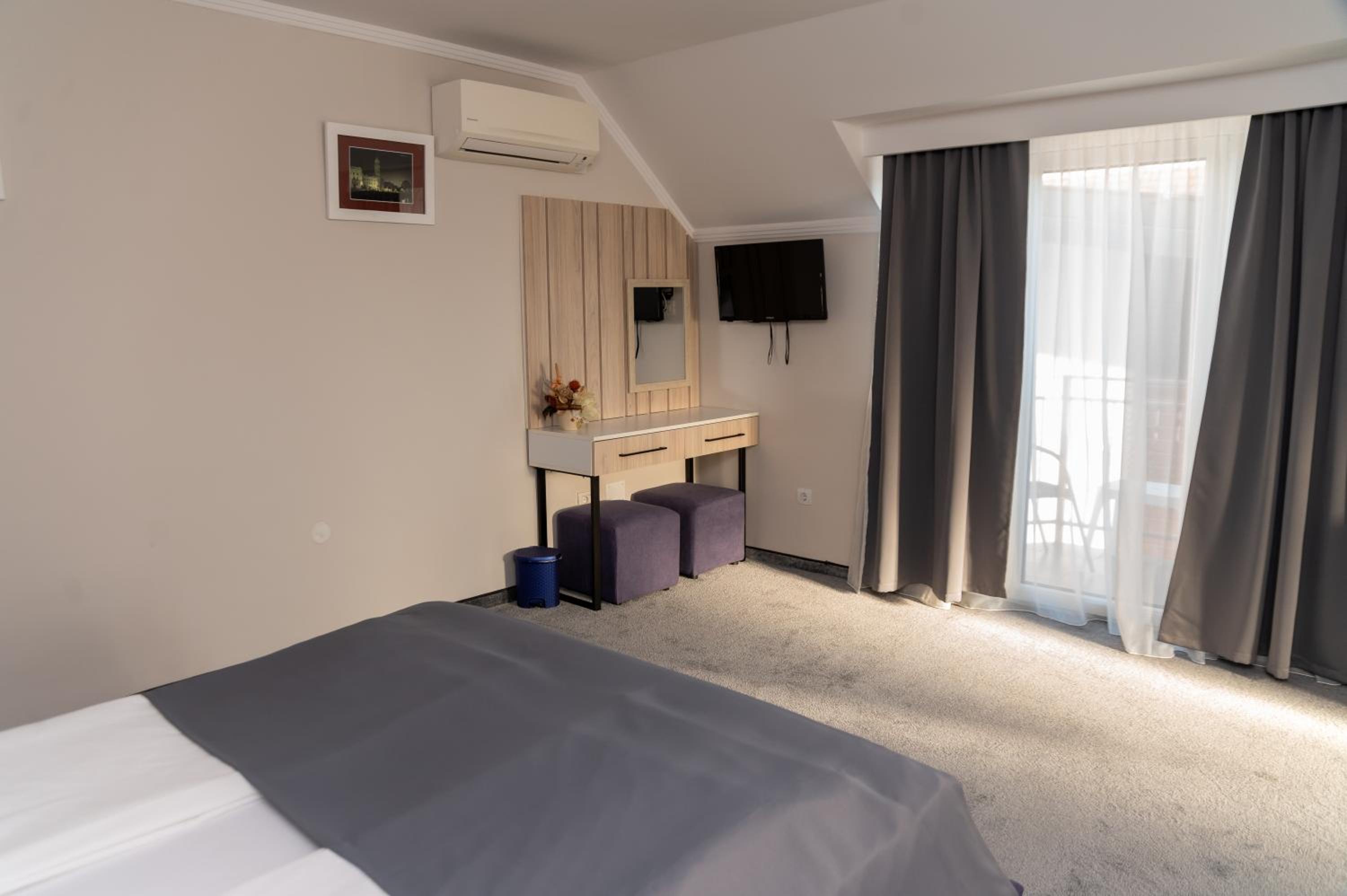 Deluxe Room - Photo 3
