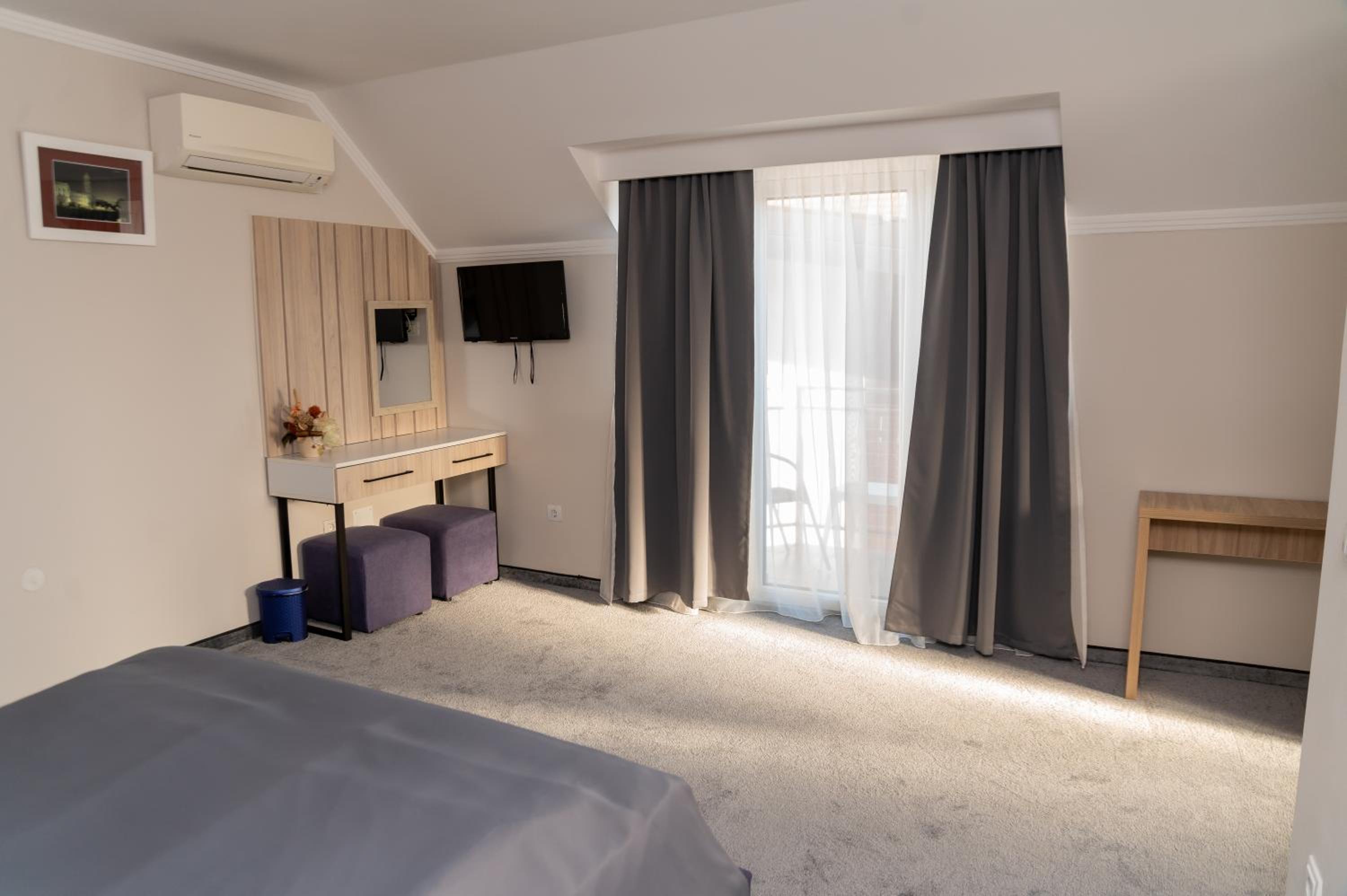 Deluxe Room - Photo 13