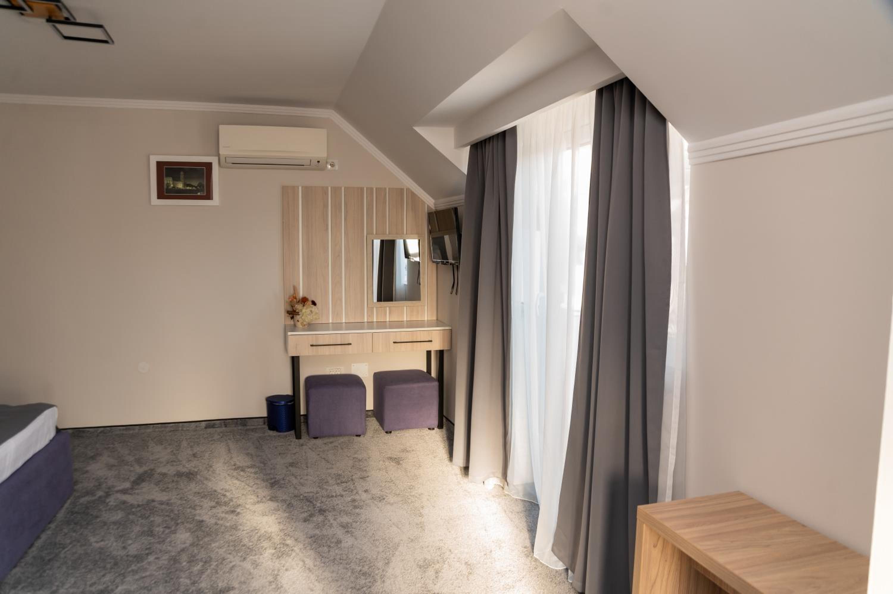 Deluxe Room - Photo 11