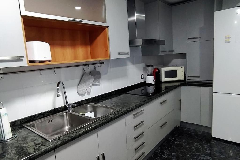Three-Bedroom Apartment with Mountain View photo 2