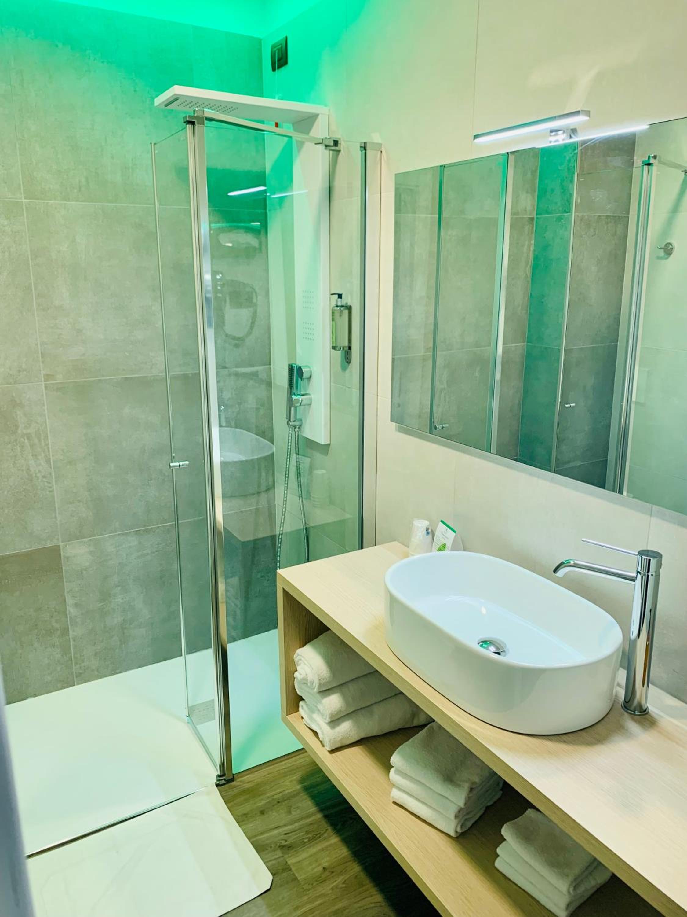 Quadruple Room with Garden View - Photo 5