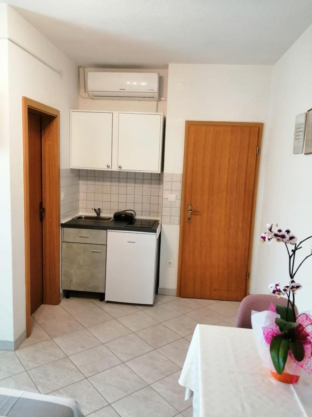 Studio with Balcony - Photo 35