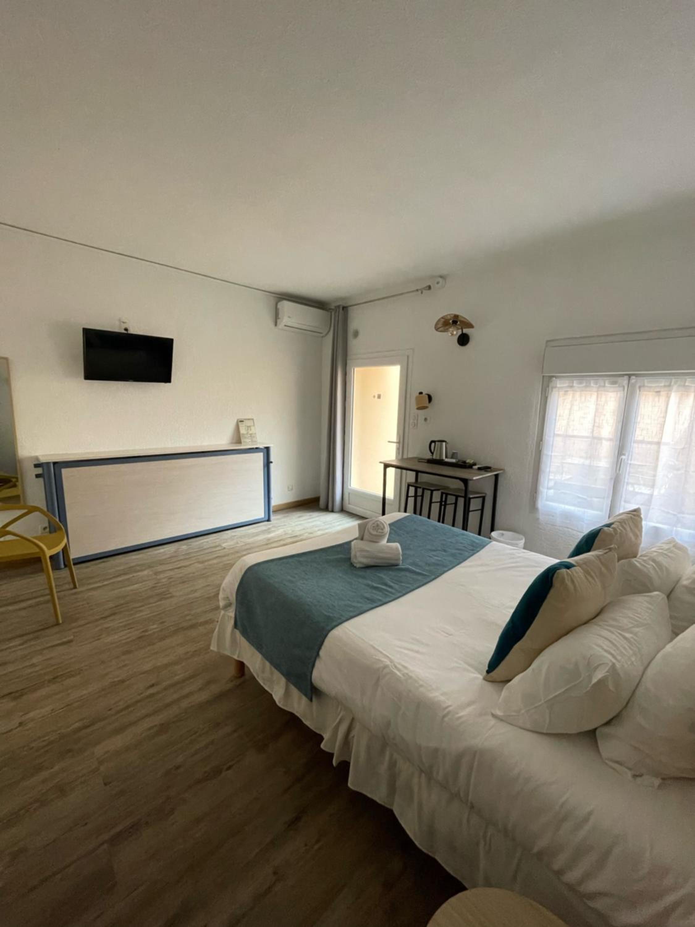 Triple Room with Patio View and Terrace