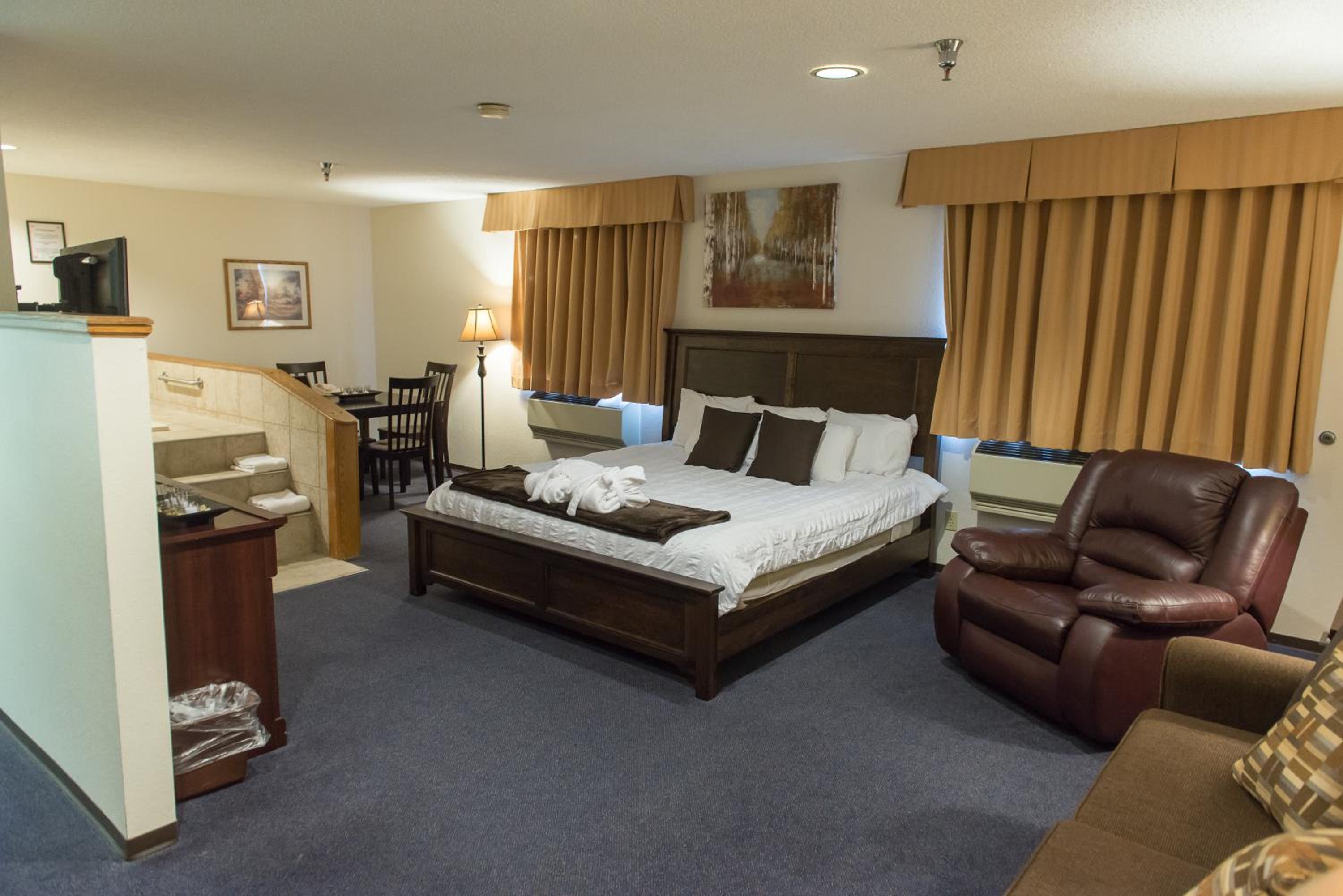 King Suite - Non-Smoking photo 3