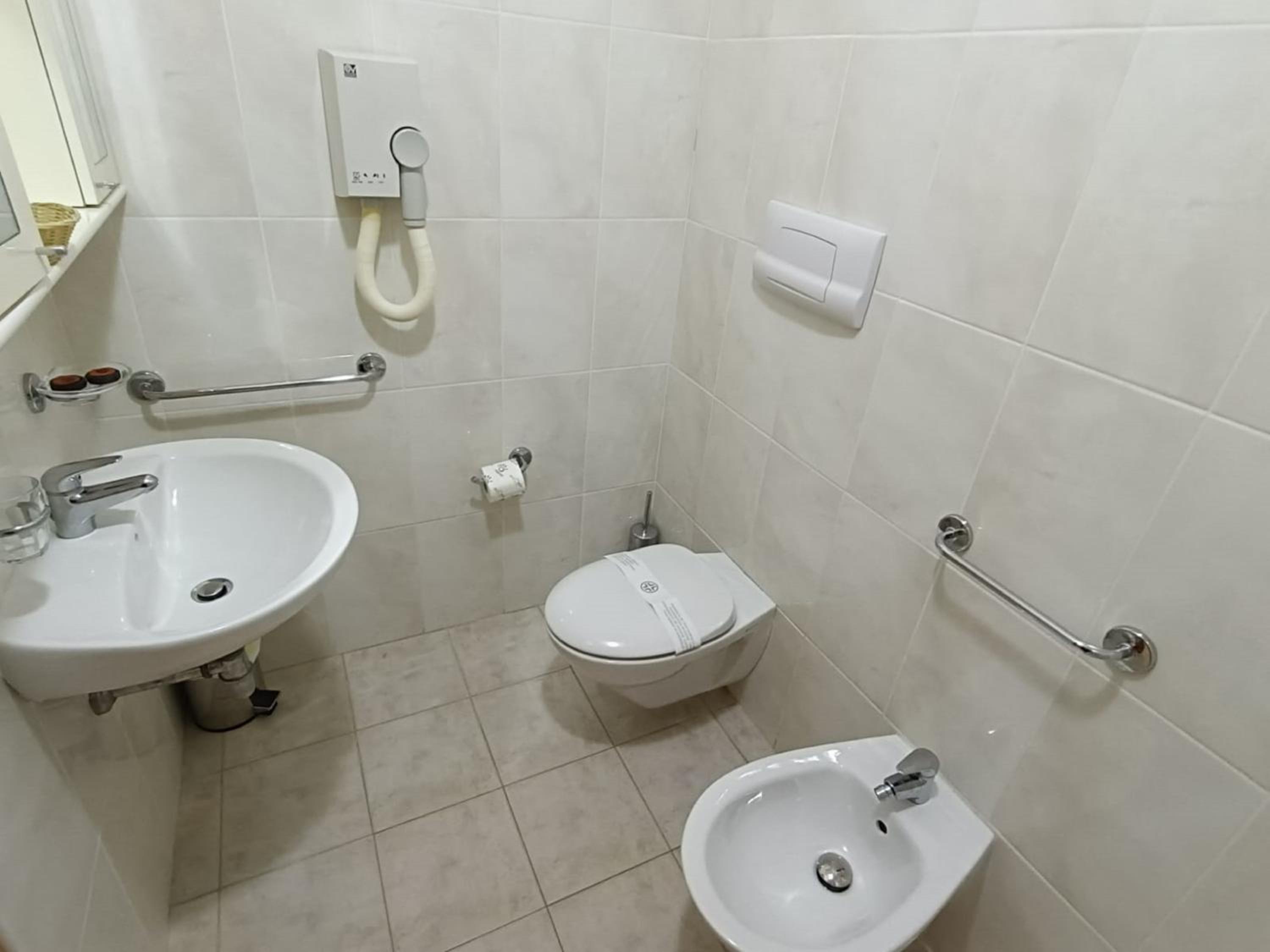 Twin Room - Photo 11