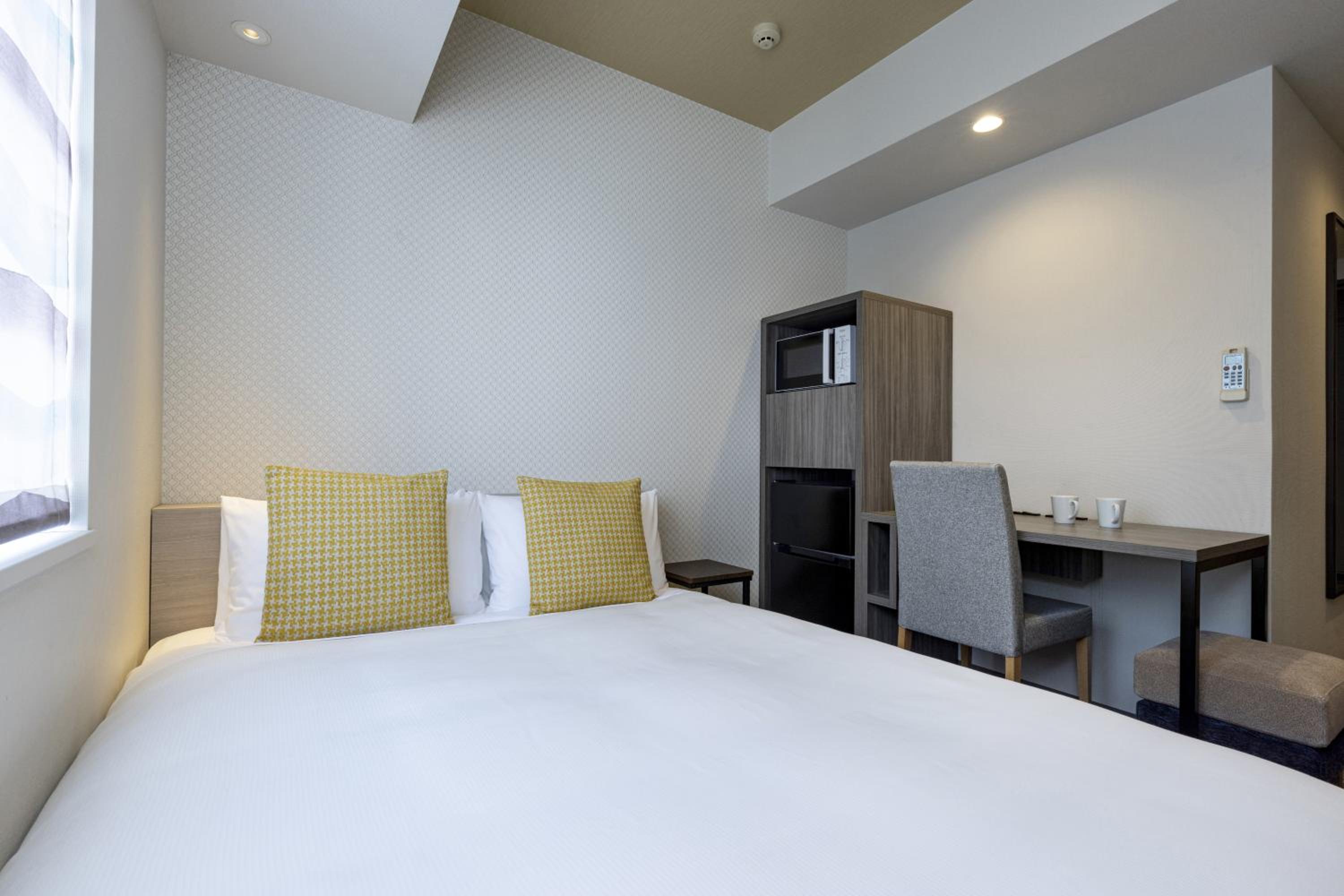 Moderate Double Room with 55 in Bed and In-room Washer-Dryer 1-2Adult