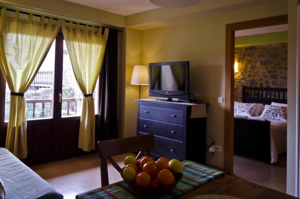 One-Bedroom Apartment with Balcony and Mountain View   photo 2