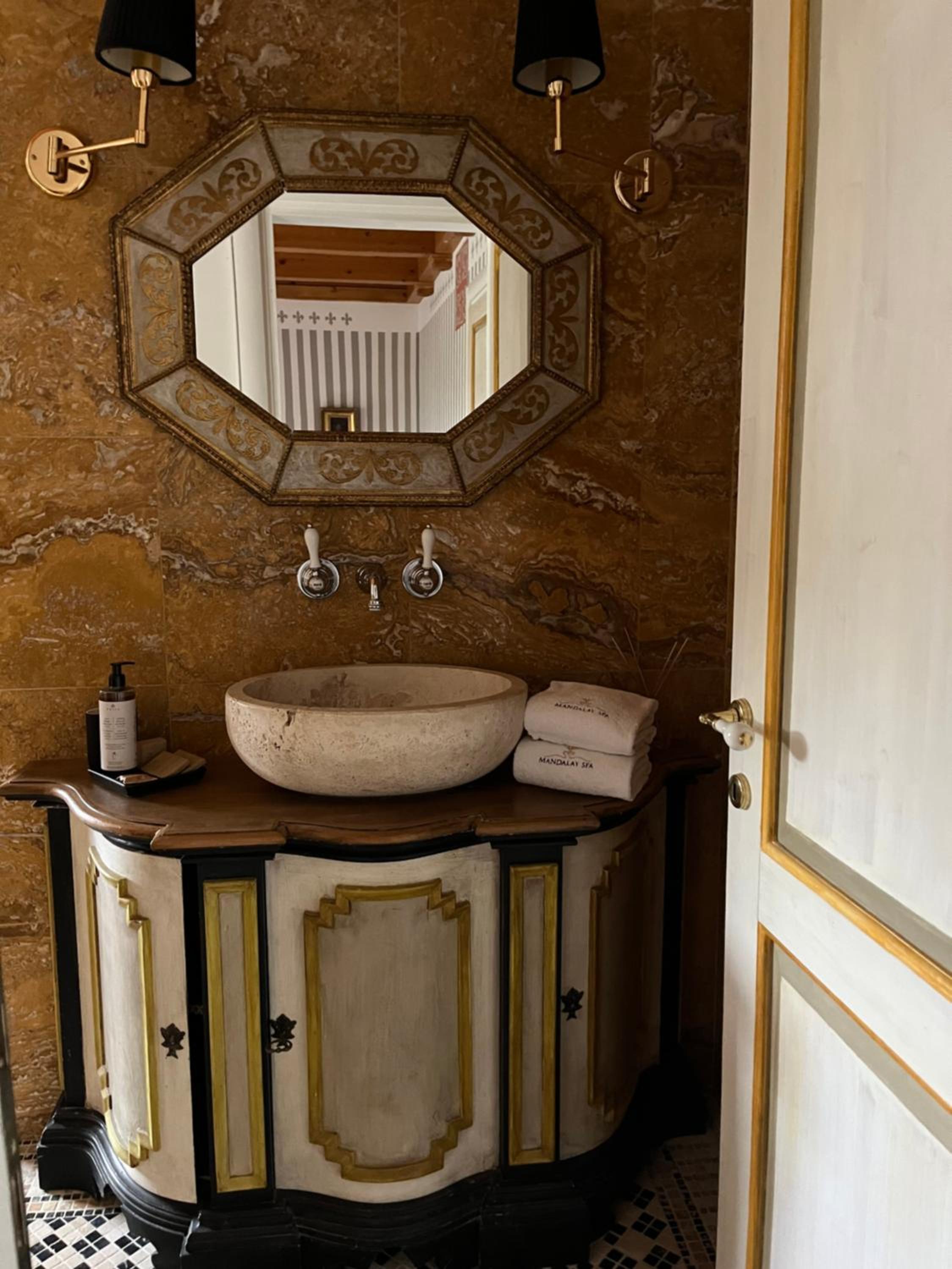 Deluxe Double Room With Bath photo 3