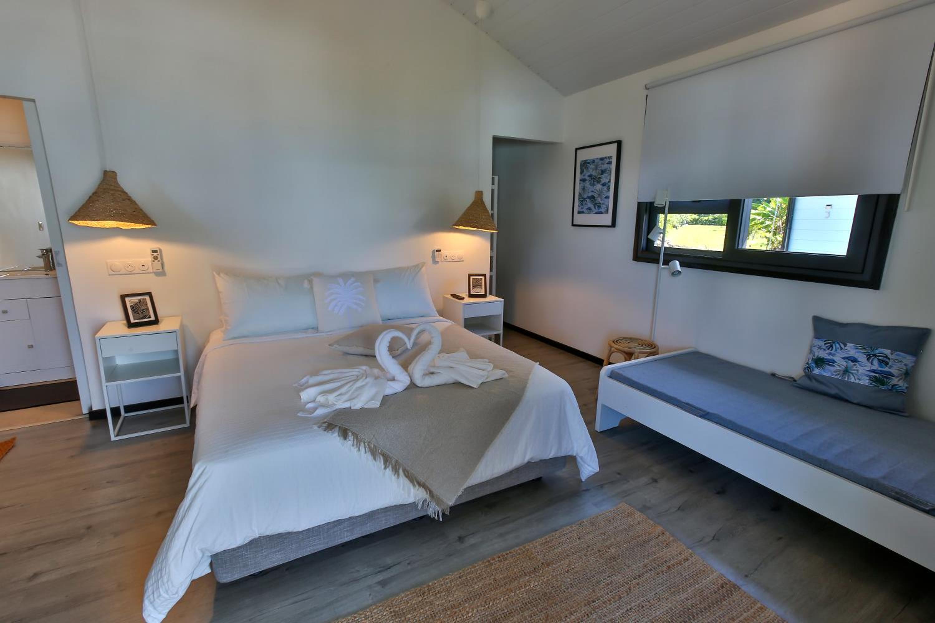 Deluxe Double Room (2 Adults + 1 Child) photo 2