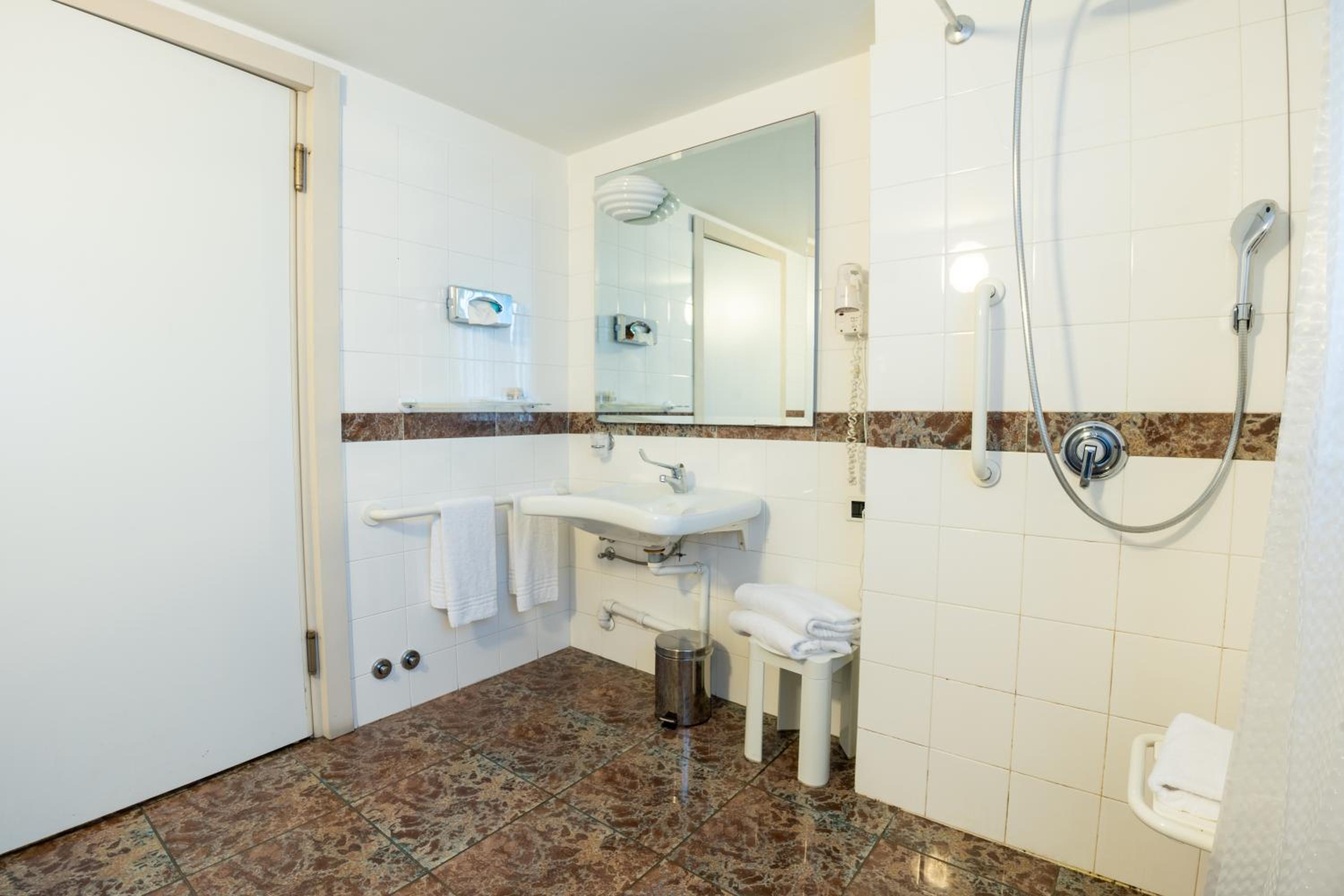 Economy Double or Twin Room - Disability Access photo 3
