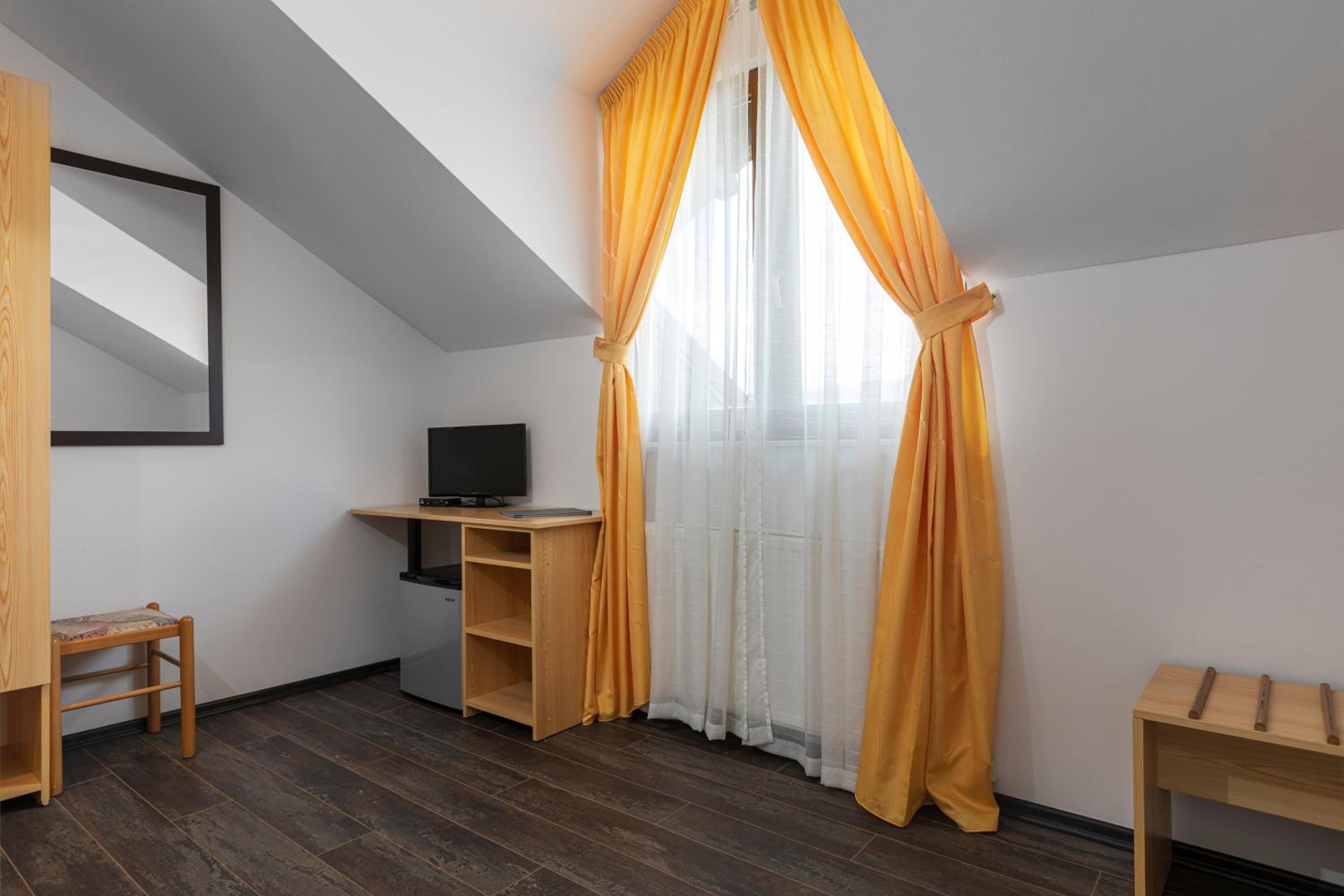 Economy Twin Room - Photo 5