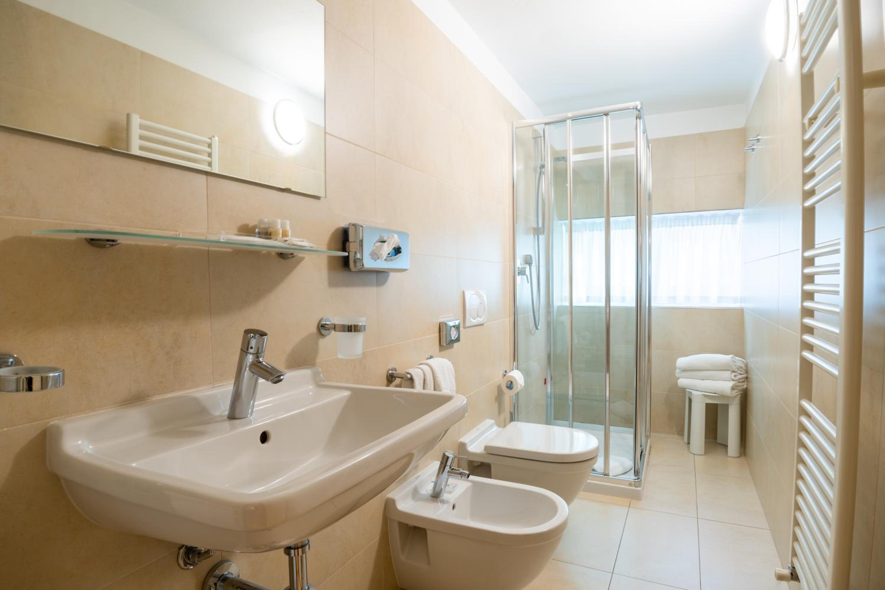 Economy Triple Room - Photo 4