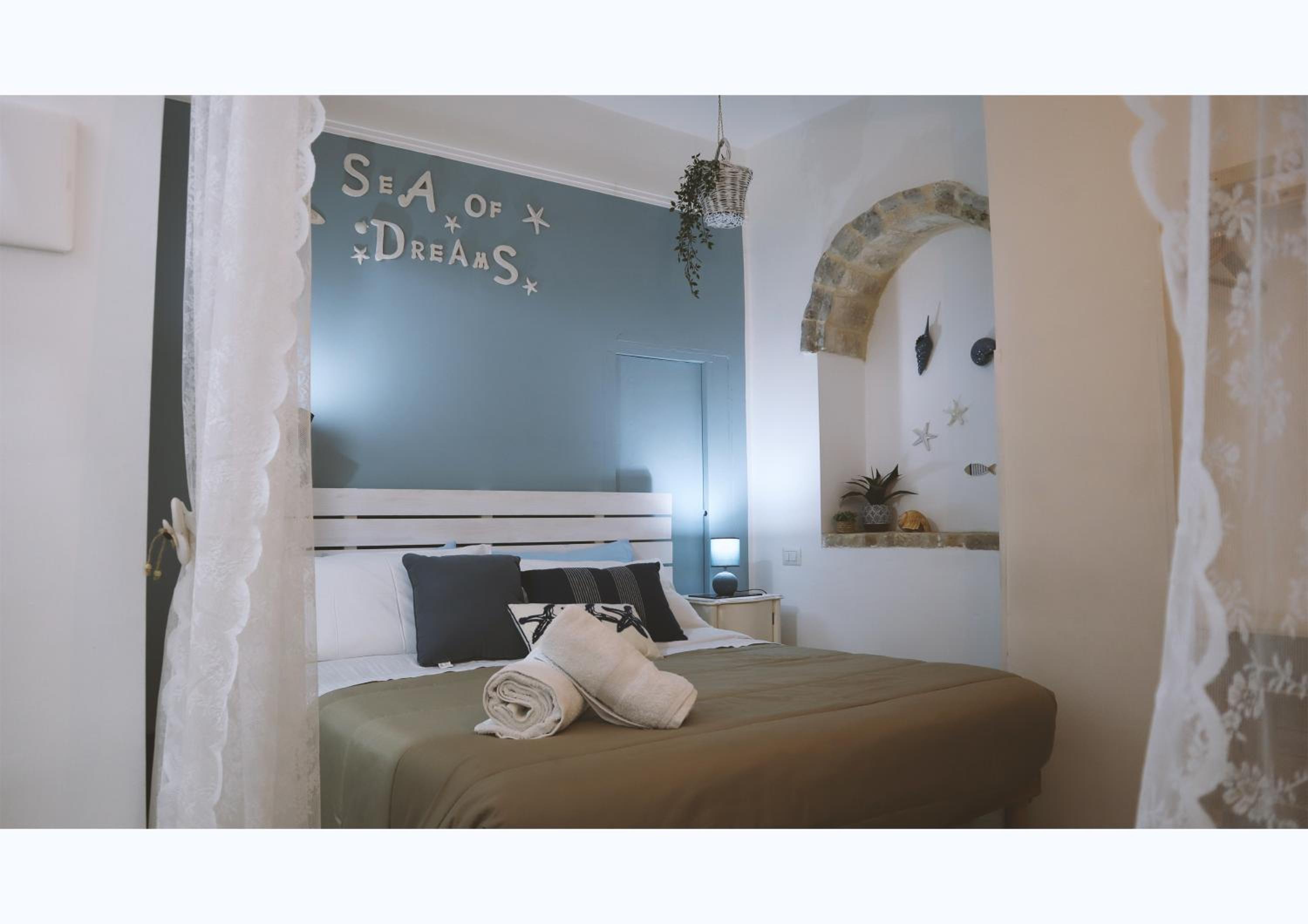 Deluxe Double Room (2 Adults + 1 Child) photo 2