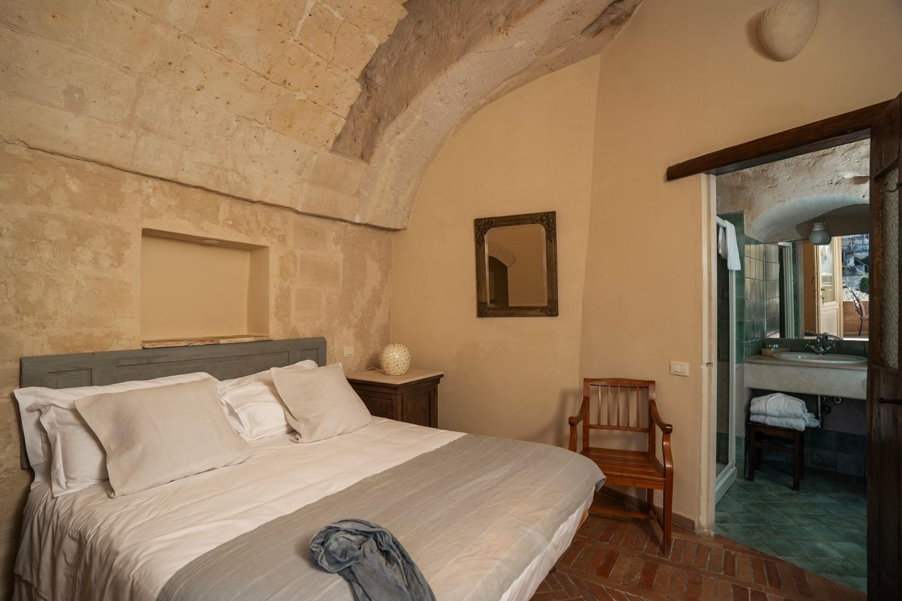 Standard Double or Twin Room with City View - Photo 15