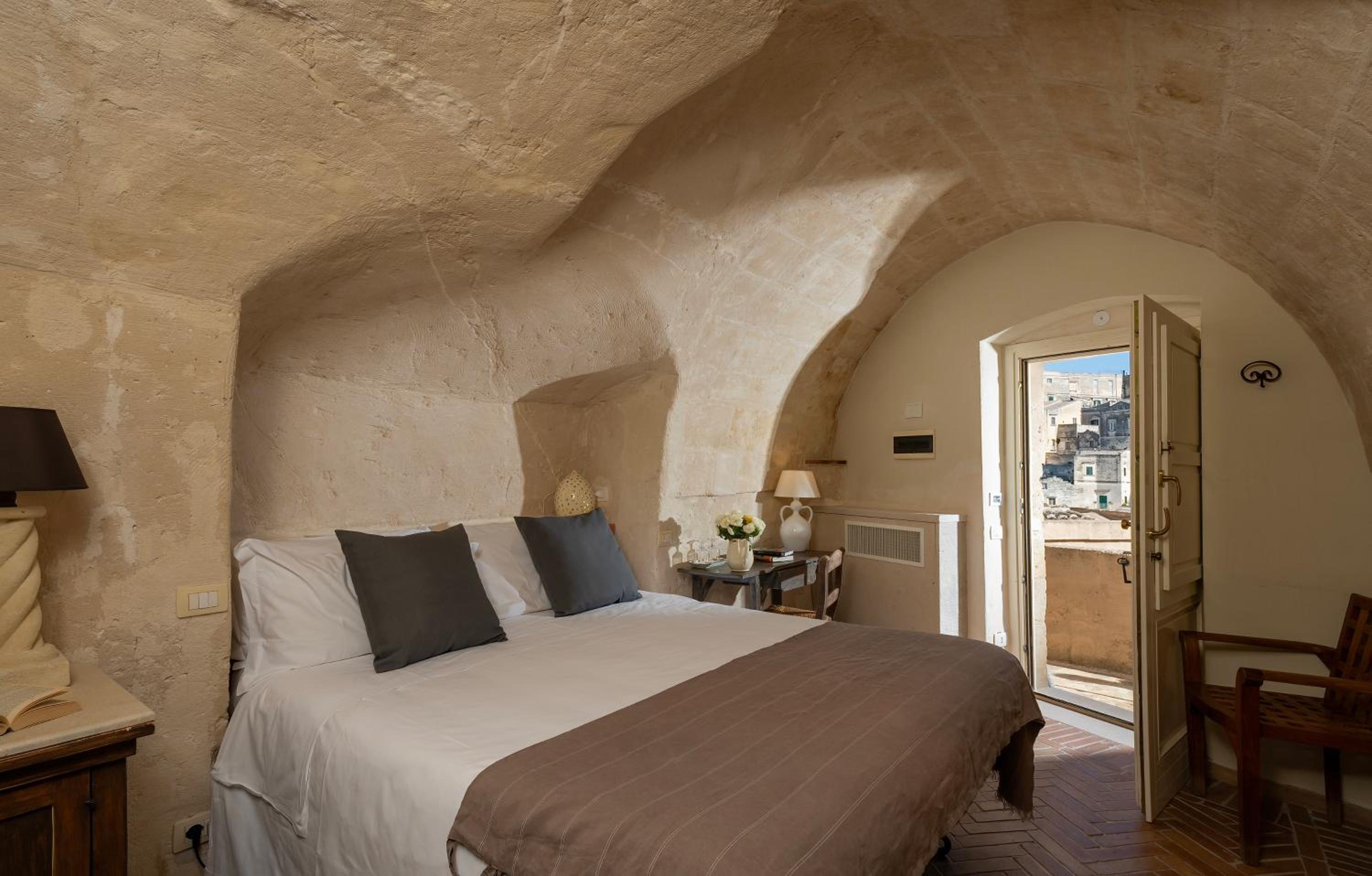 Standard Double or Twin Room with City View - Photo 13