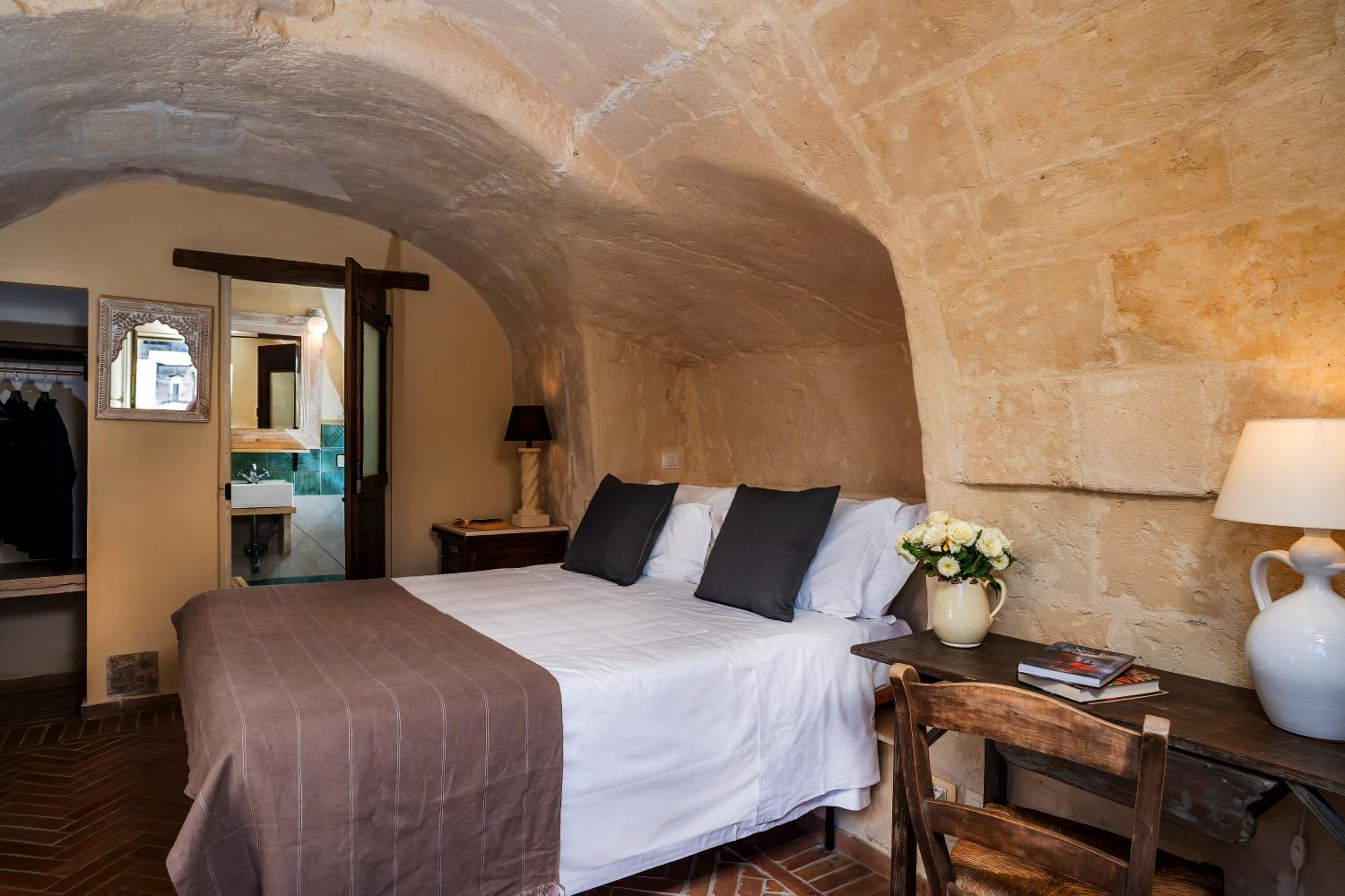 Standard Double or Twin Room with City View - Photo 11