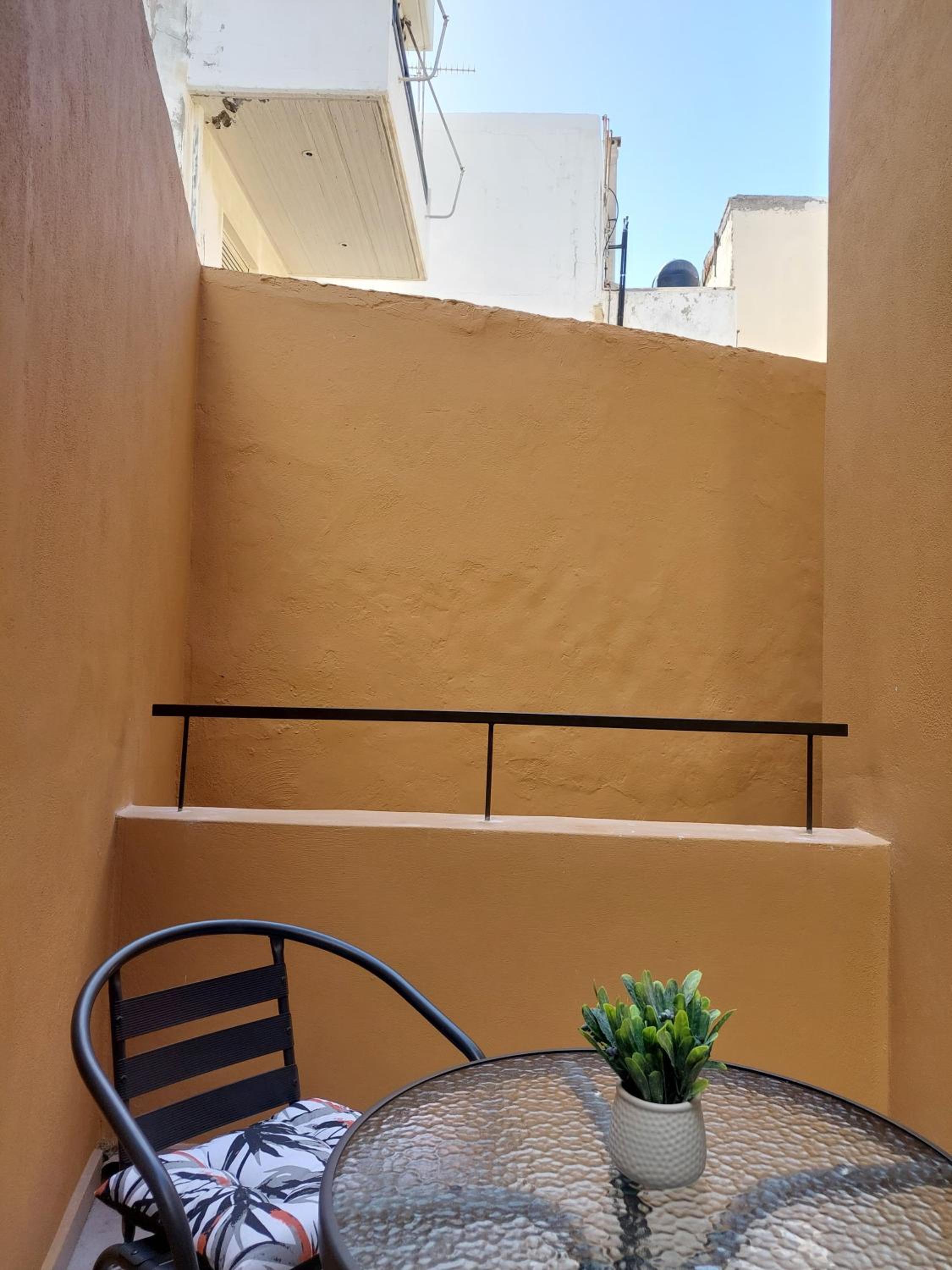 Studio Apartment with Balcony photo 2