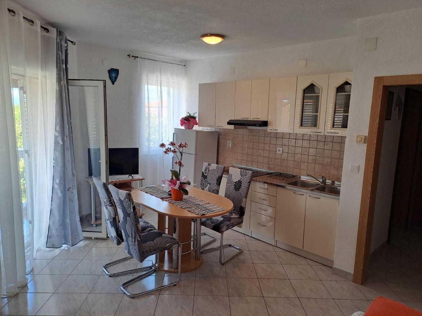 Apartment with Balcony - Photo 38