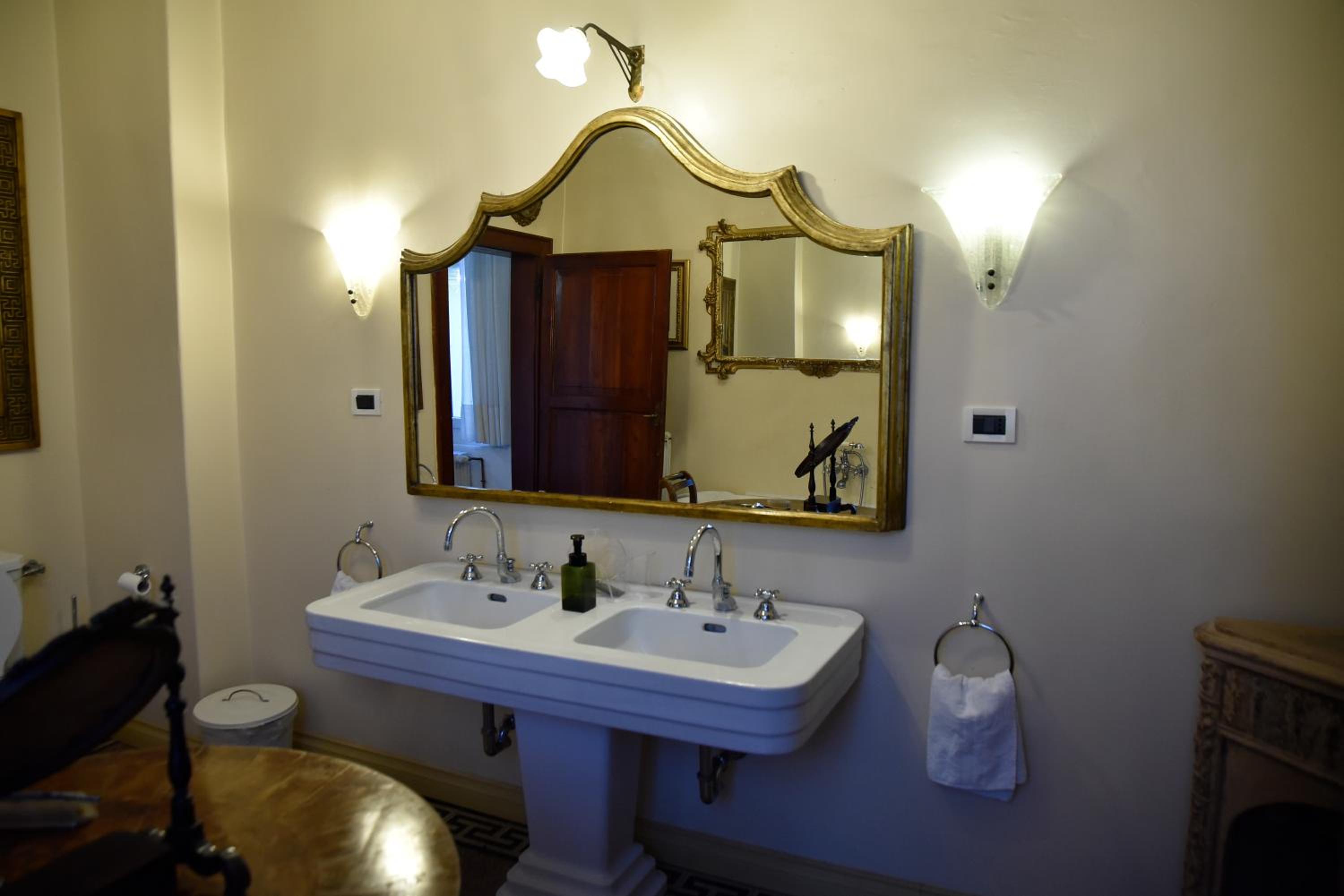 Superior King Room - Photo 7