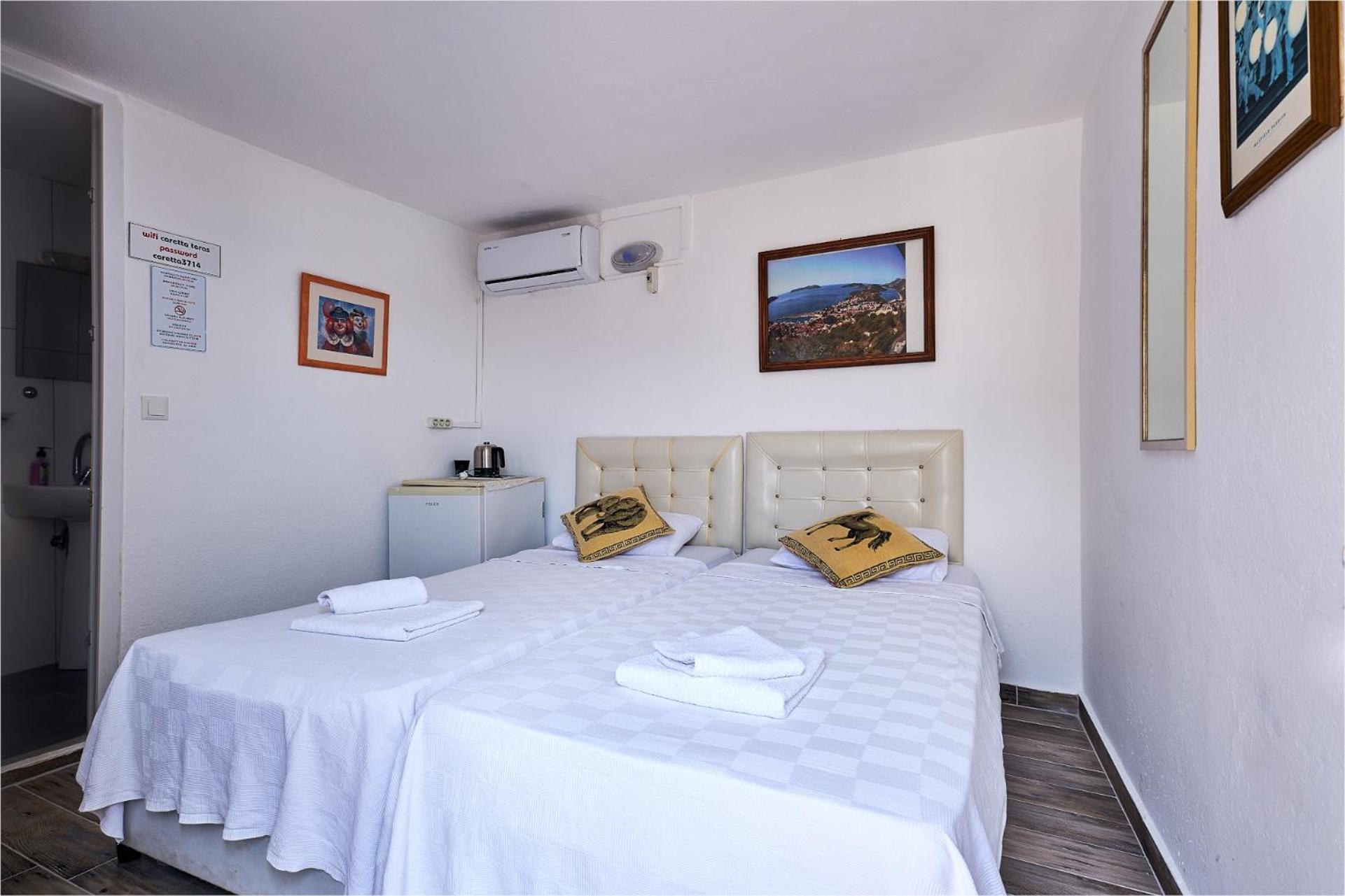 Twin Room with Balcony - Photo 5