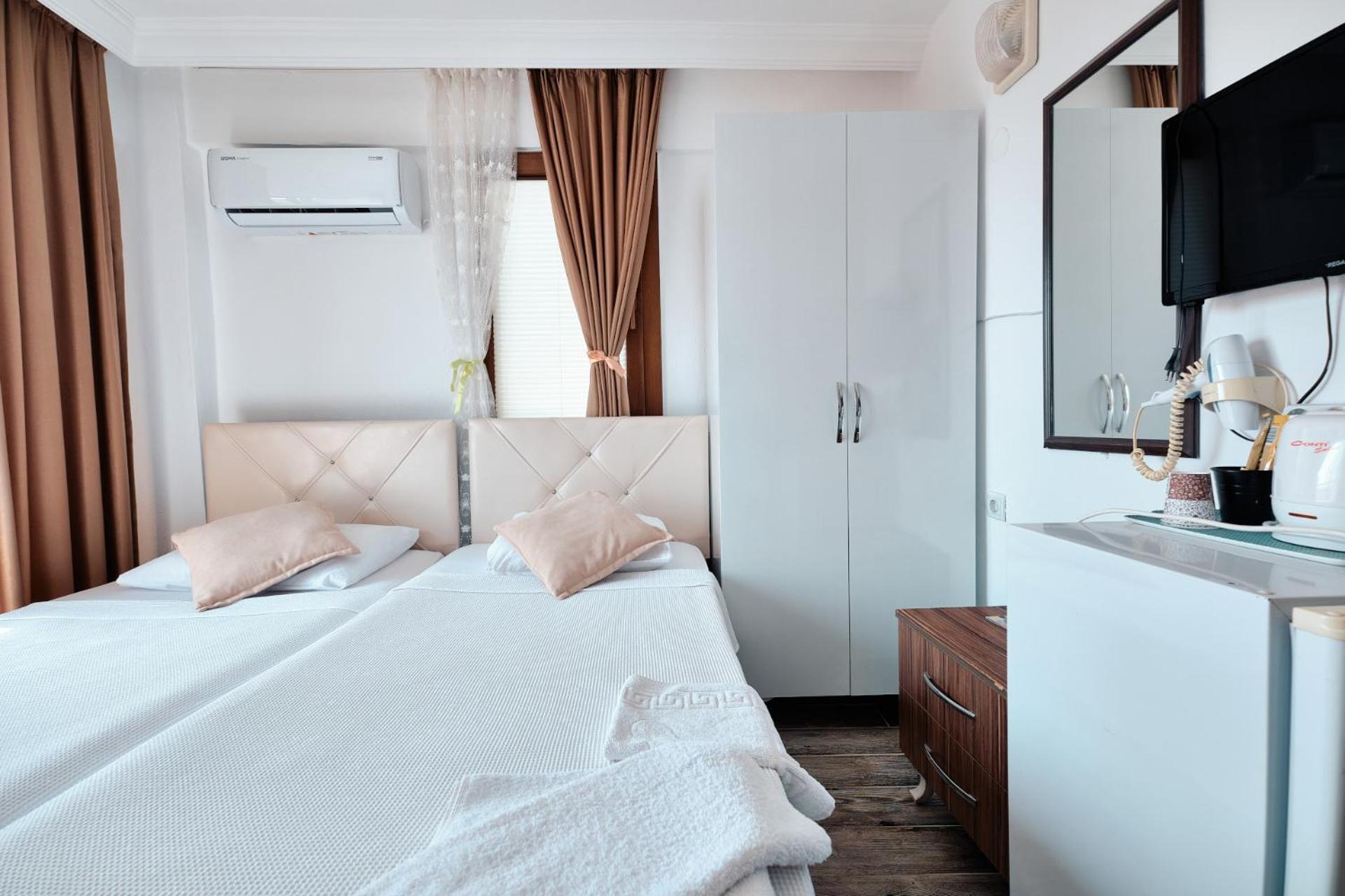 Twin Room with Balcony - Photo 9