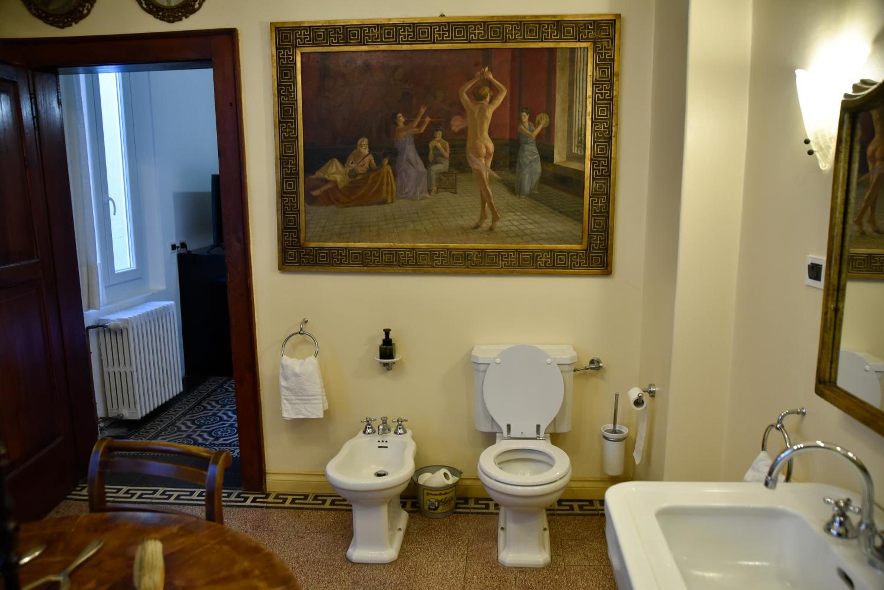 Superior King Room - Photo 11