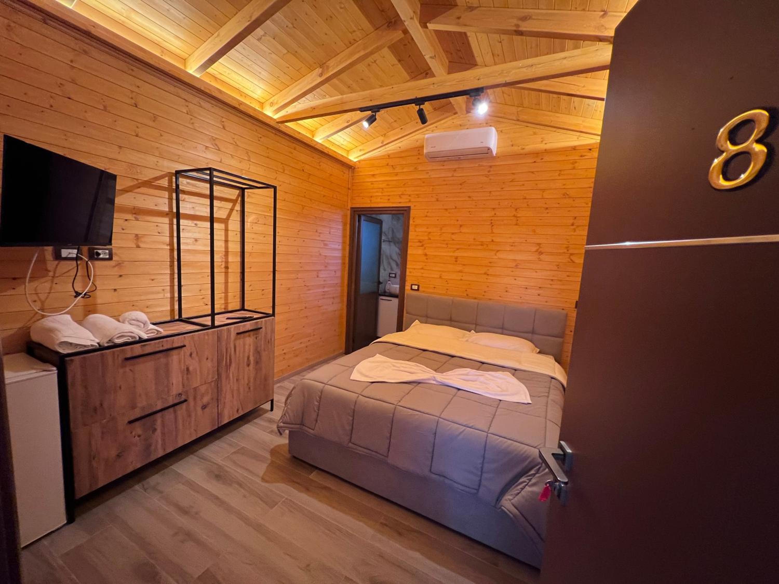 Classic One-Bedroom Apartment with King Bed