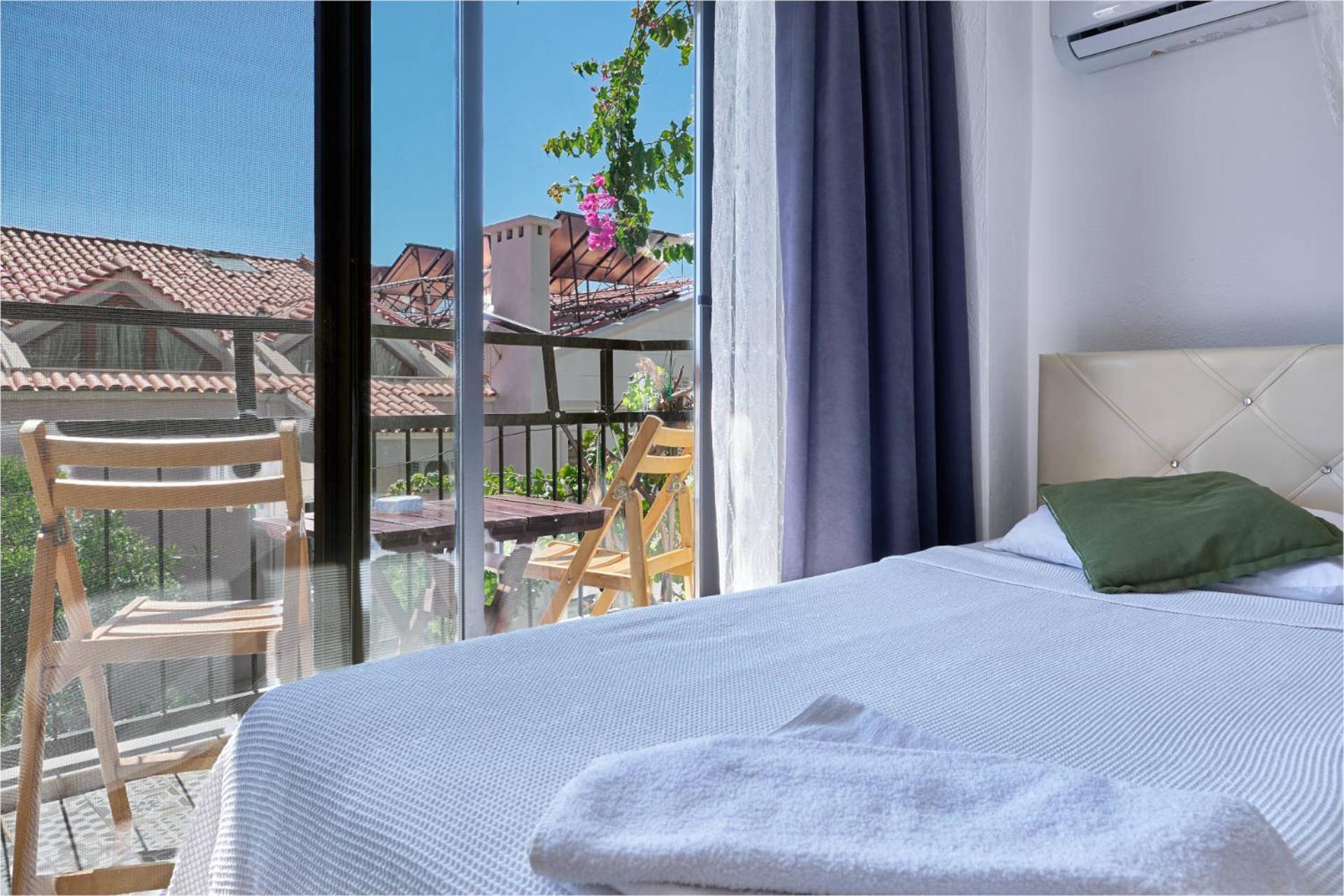 Twin Room with Balcony - Photo 17