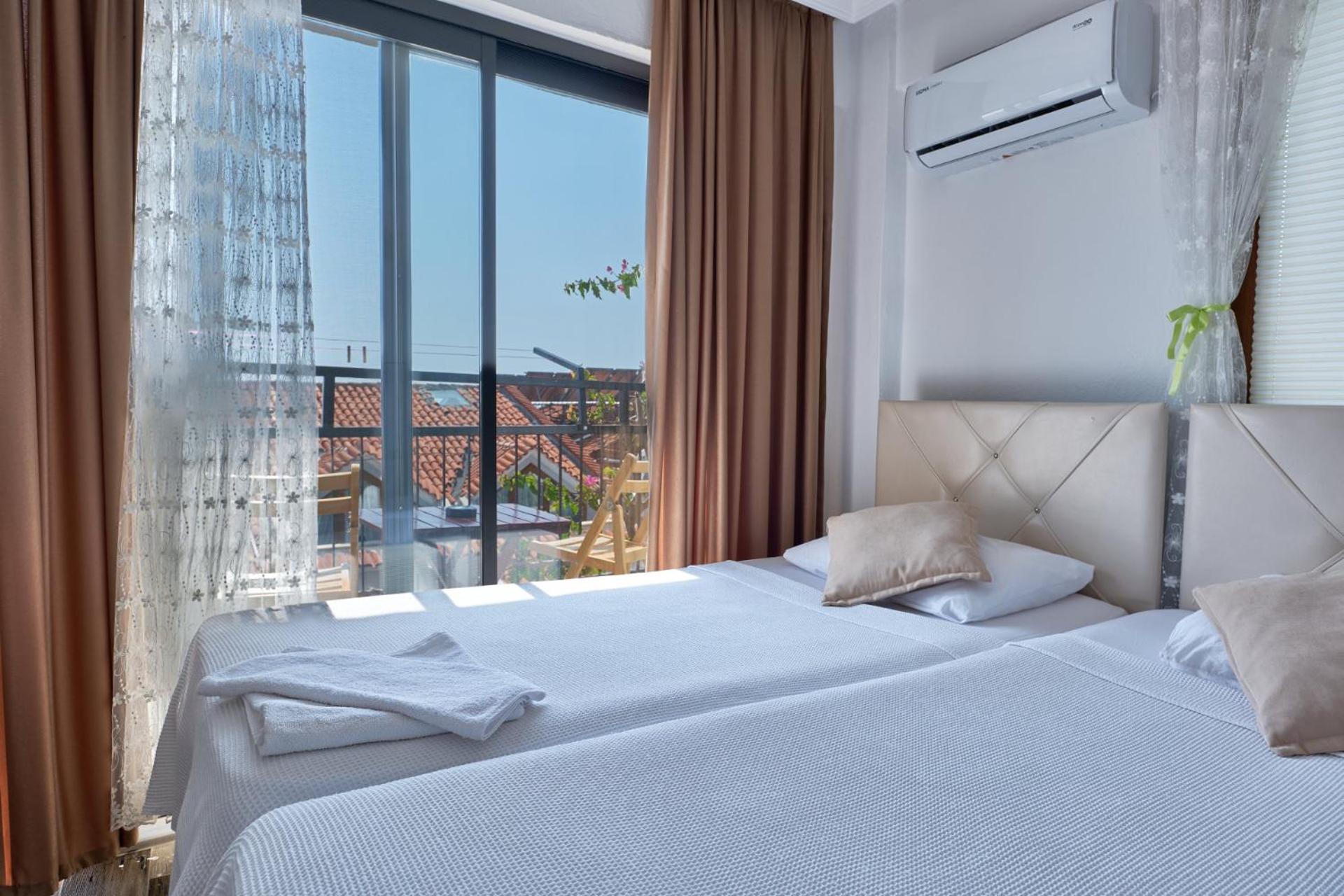 Twin Room with Balcony - Photo 15