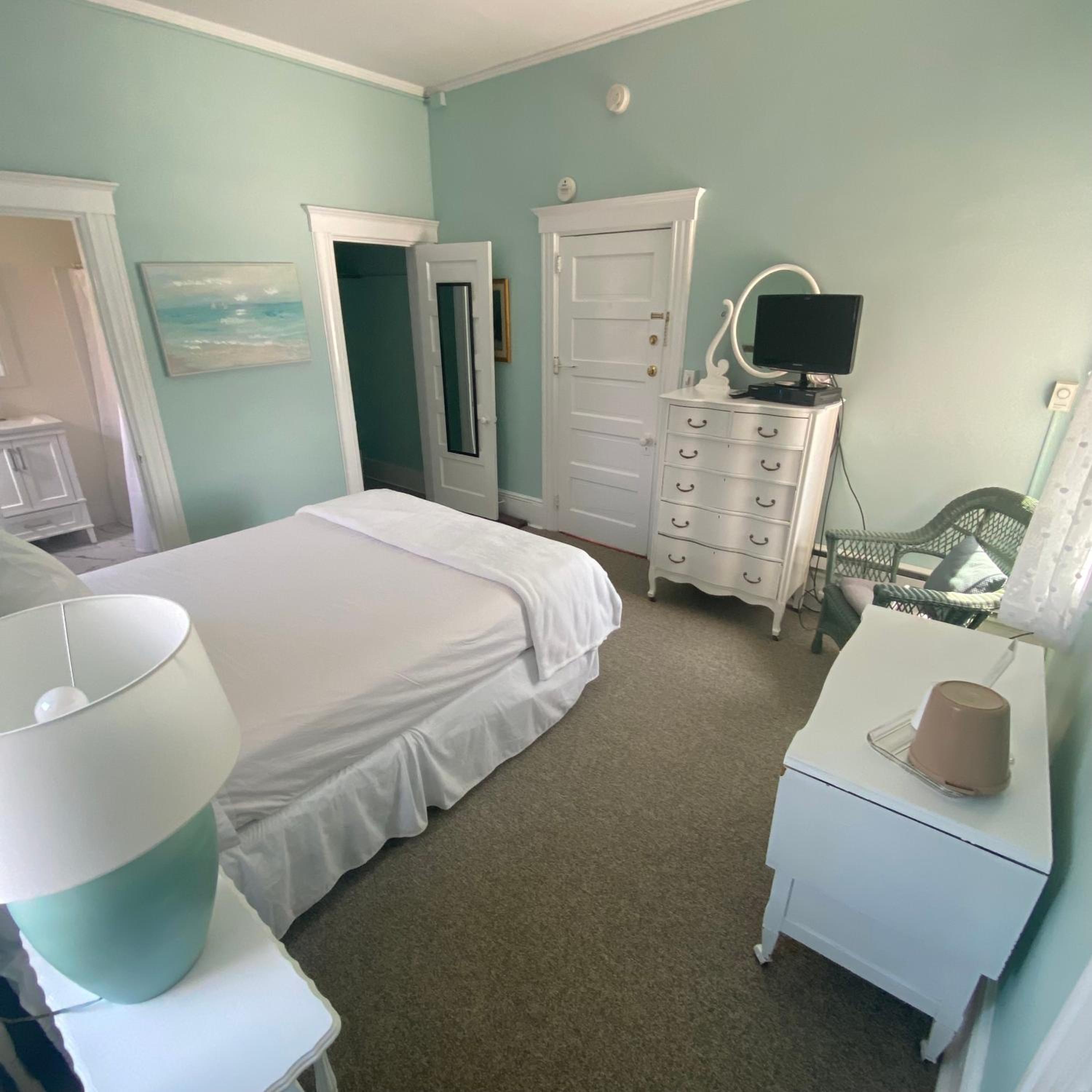Queen Room photo 2