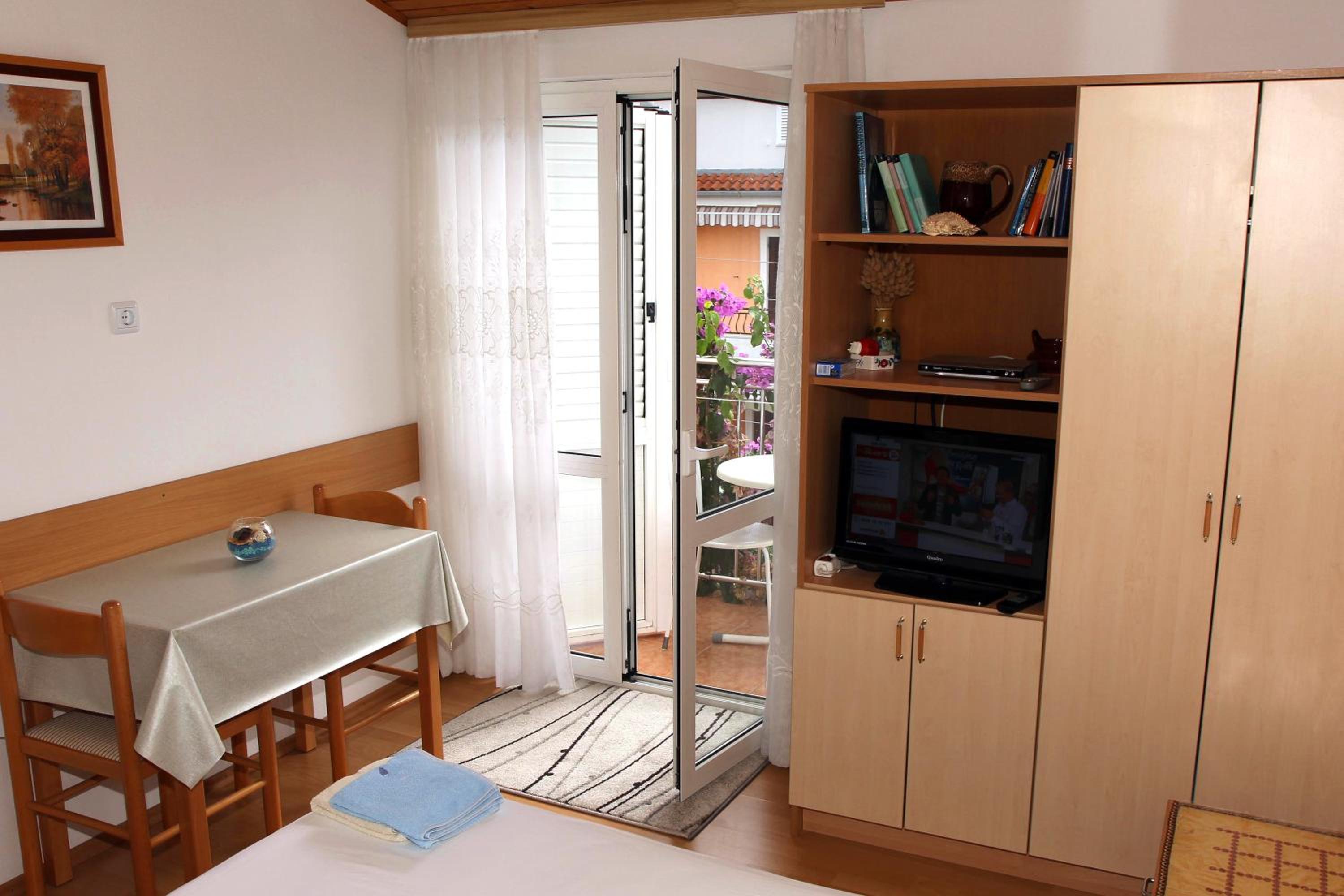 Little studio with balcony photo 1