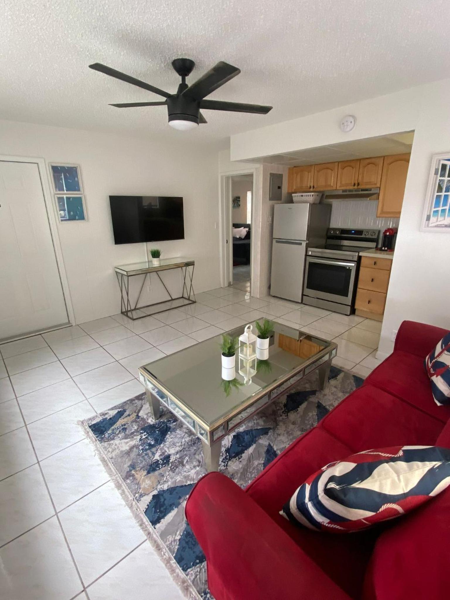 One-Bedroom Apartment photo 1