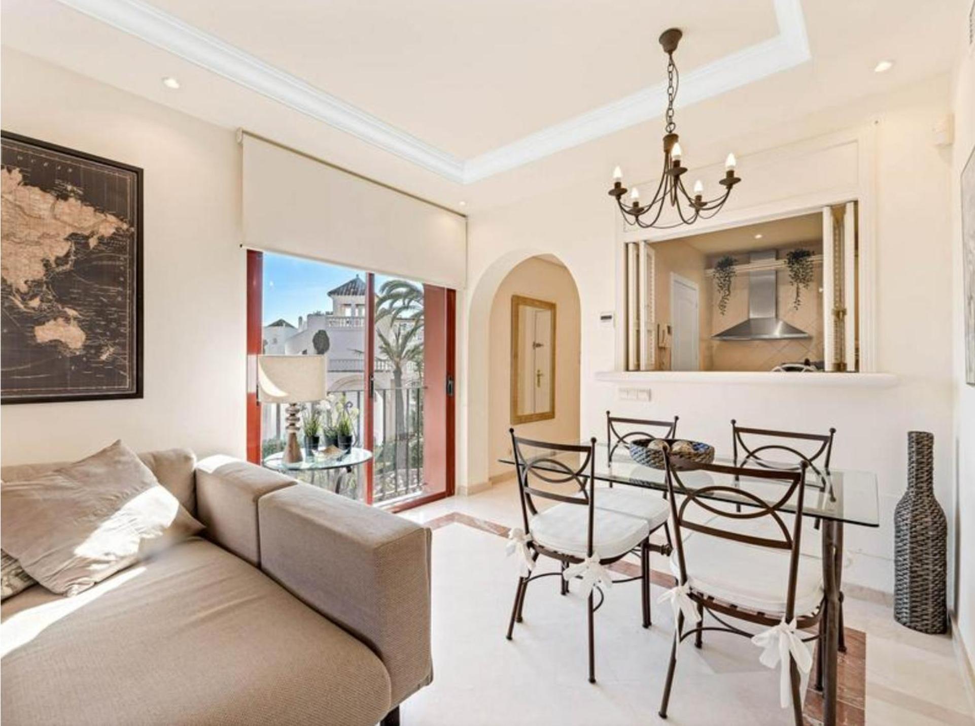 Apartamento de tres habitaciones con balcón