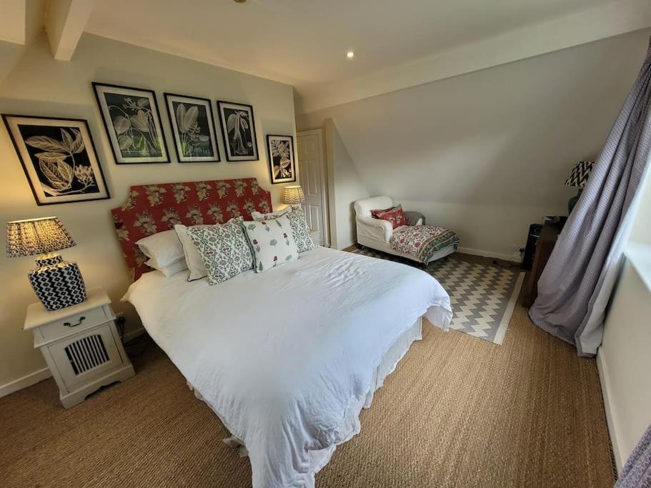 Five-Bedroom House photo 1