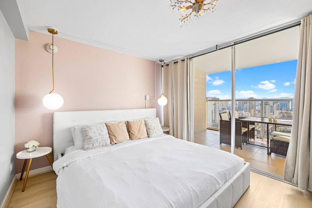 Waikiki Beach 1Bedroom Luxury Condo!: One-Bedroom Apartment photo