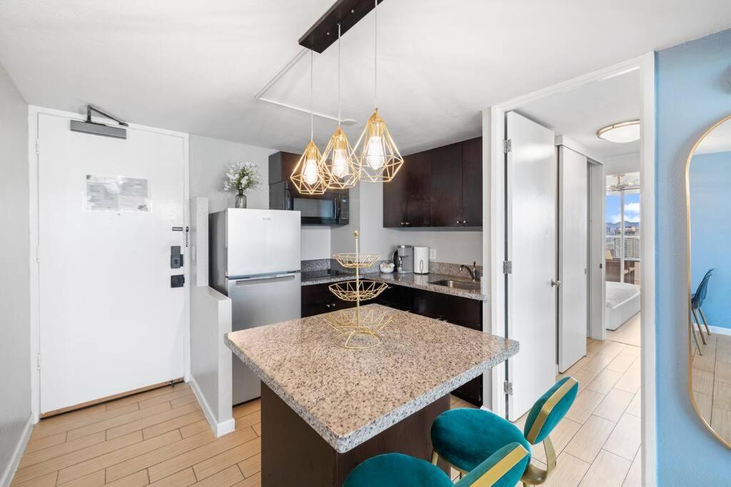 Waikiki Beach 1Bedroom Luxury Condo!: One-Bedroom Apartment photo