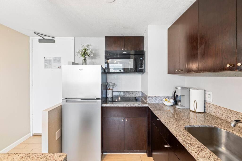 Waikiki Beach 1Bedroom Luxury Condo!: One-Bedroom Apartment photo